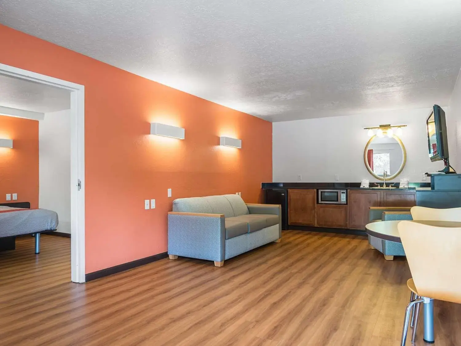 Living room, Seating Area in Motel 6-Columbus, OH - OSU