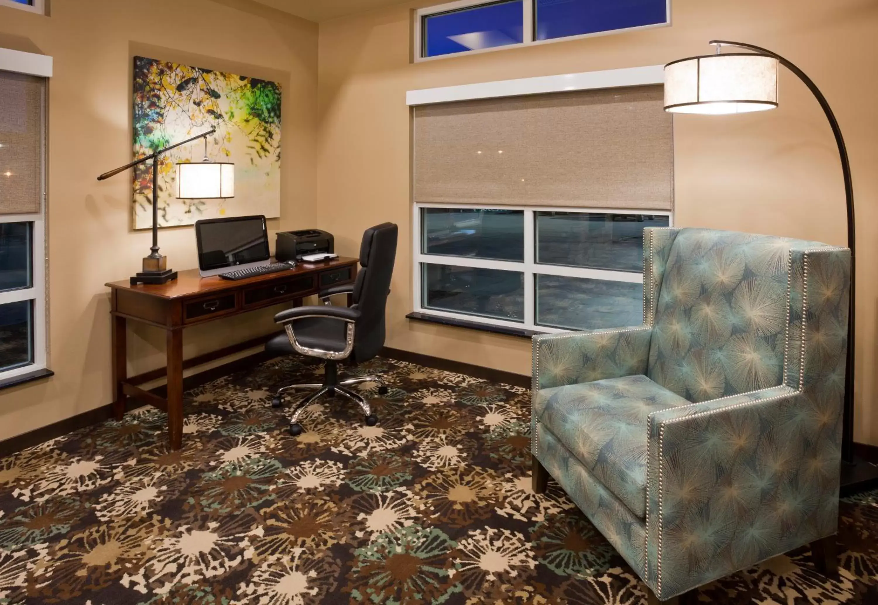 Lobby or reception, TV/Entertainment Center in GrandStay Hotel & Suites Valley City