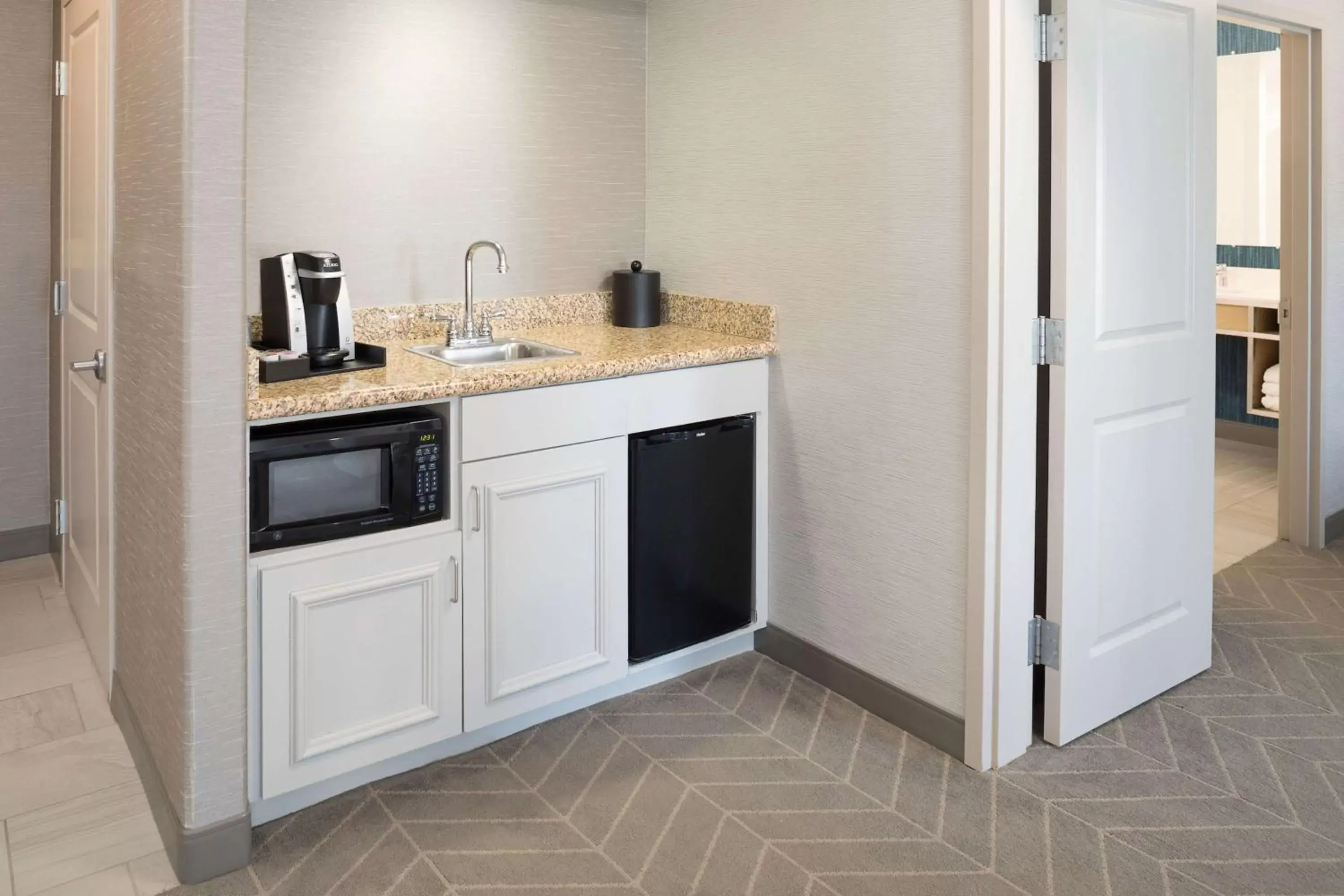 Photo of the whole room, Kitchen/Kitchenette in Hilton Garden Inn Sioux City Riverfront