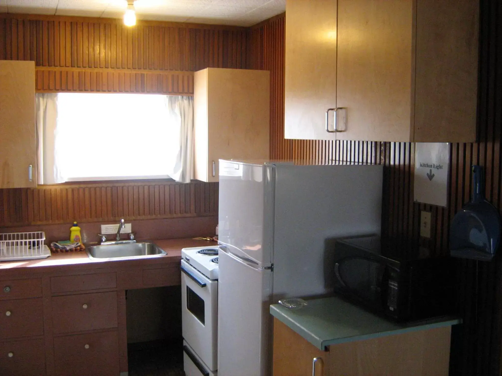 Kitchen/Kitchenette in Airport Inn Motel