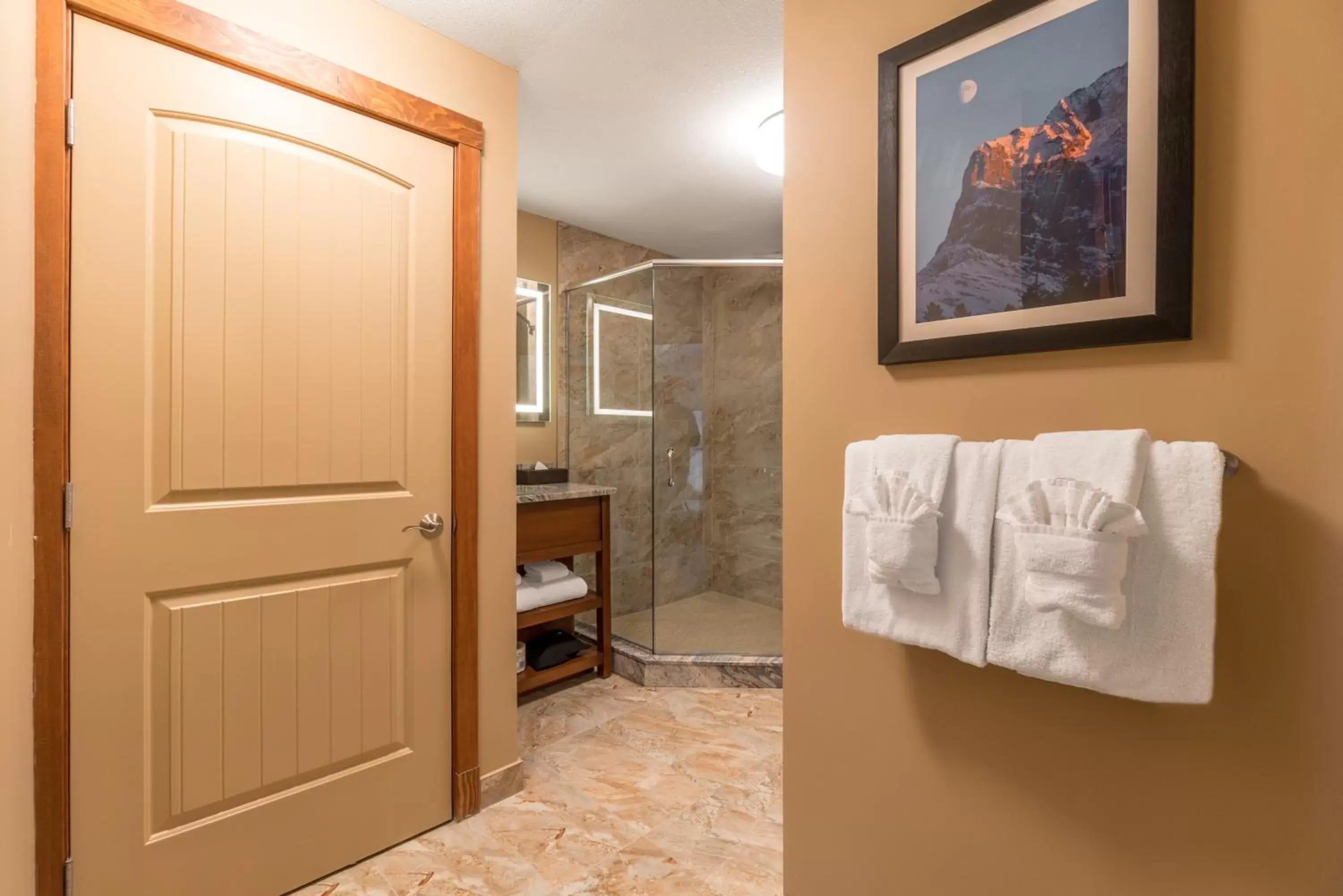 Shower, Bathroom in Falcon Crest Lodge by CLIQUE