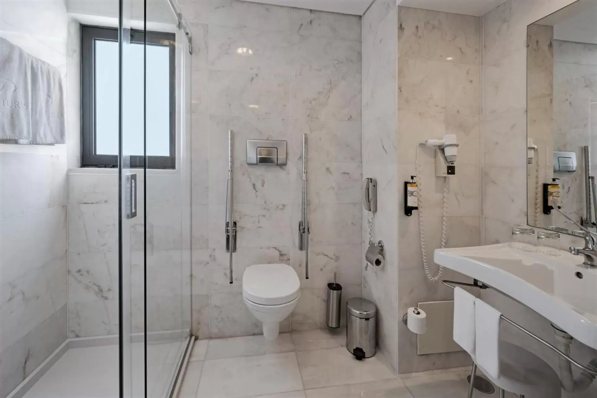 Toilet, Bathroom in Hotel Marina Atlântico