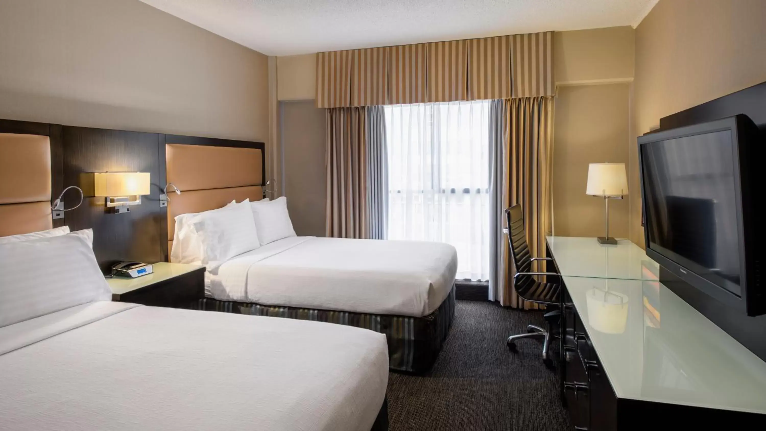 Bed, TV/Entertainment Center in Holiday Inn Vancouver Downtown & Suites, an IHG Hotel