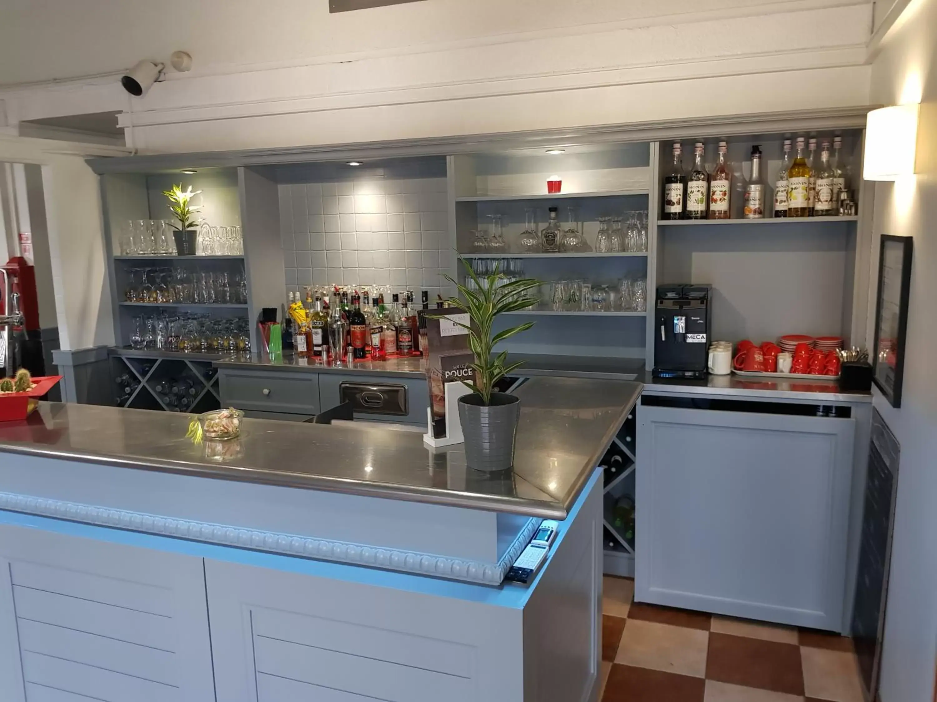 Lounge or bar, Kitchen/Kitchenette in ibis Niort Marais Poitevin