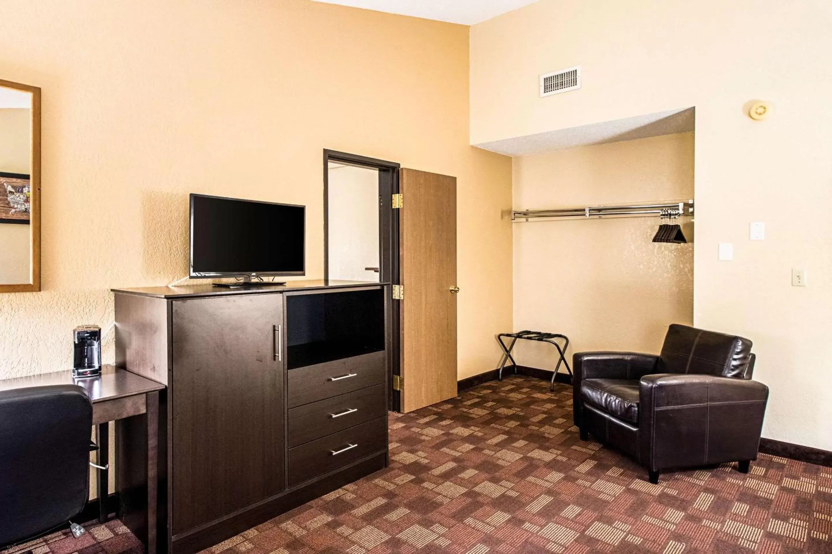 Photo of the whole room, TV/Entertainment Center in Econo Lodge Watertown