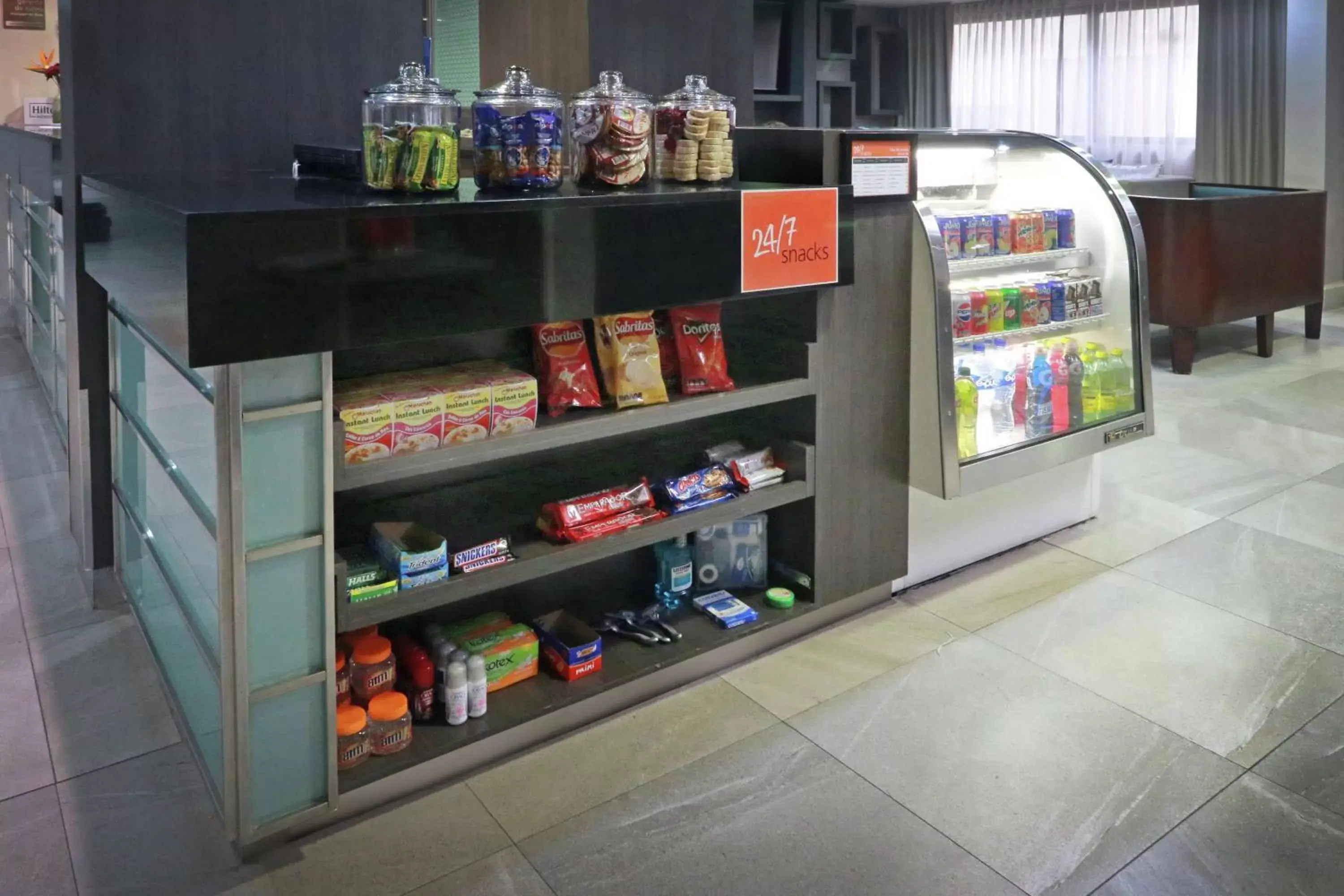 Dining area, Supermarket/Shops in Hampton Inn Monterrey-Airport