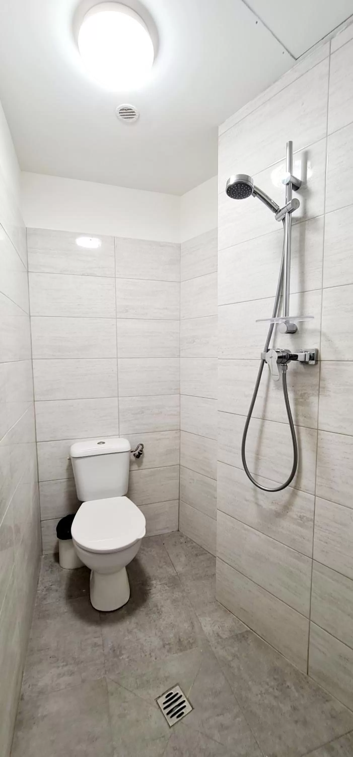 Shower in ESPERANCE HOTEL