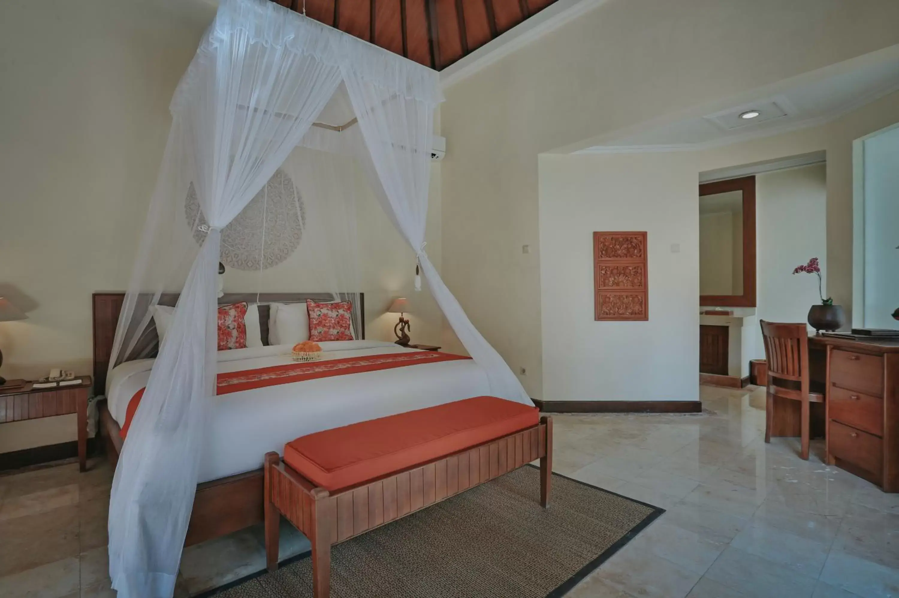 Bed in Parigata Villas Resort