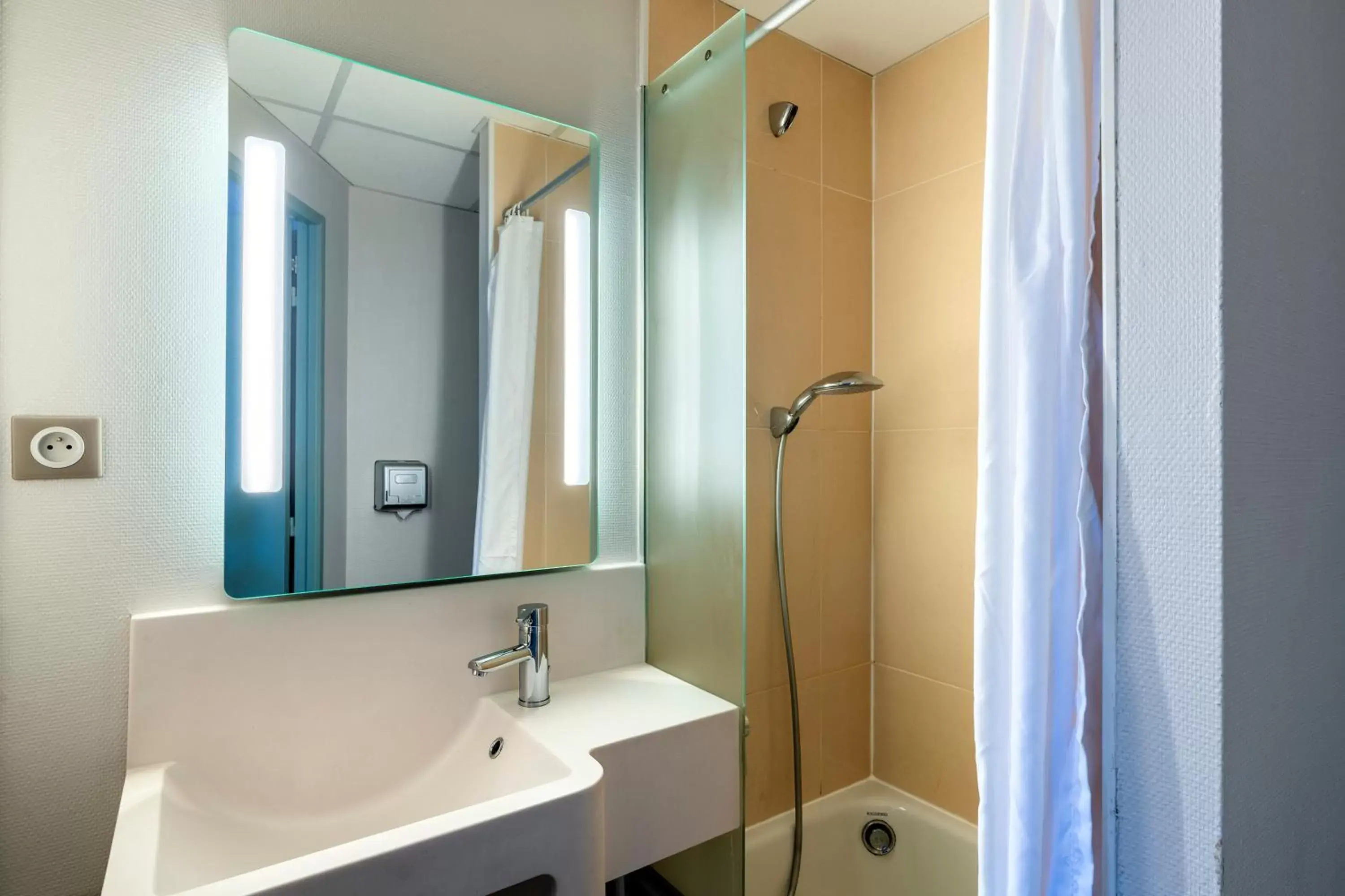 Bedroom, Bathroom in B&B HOTEL Cholet Sud