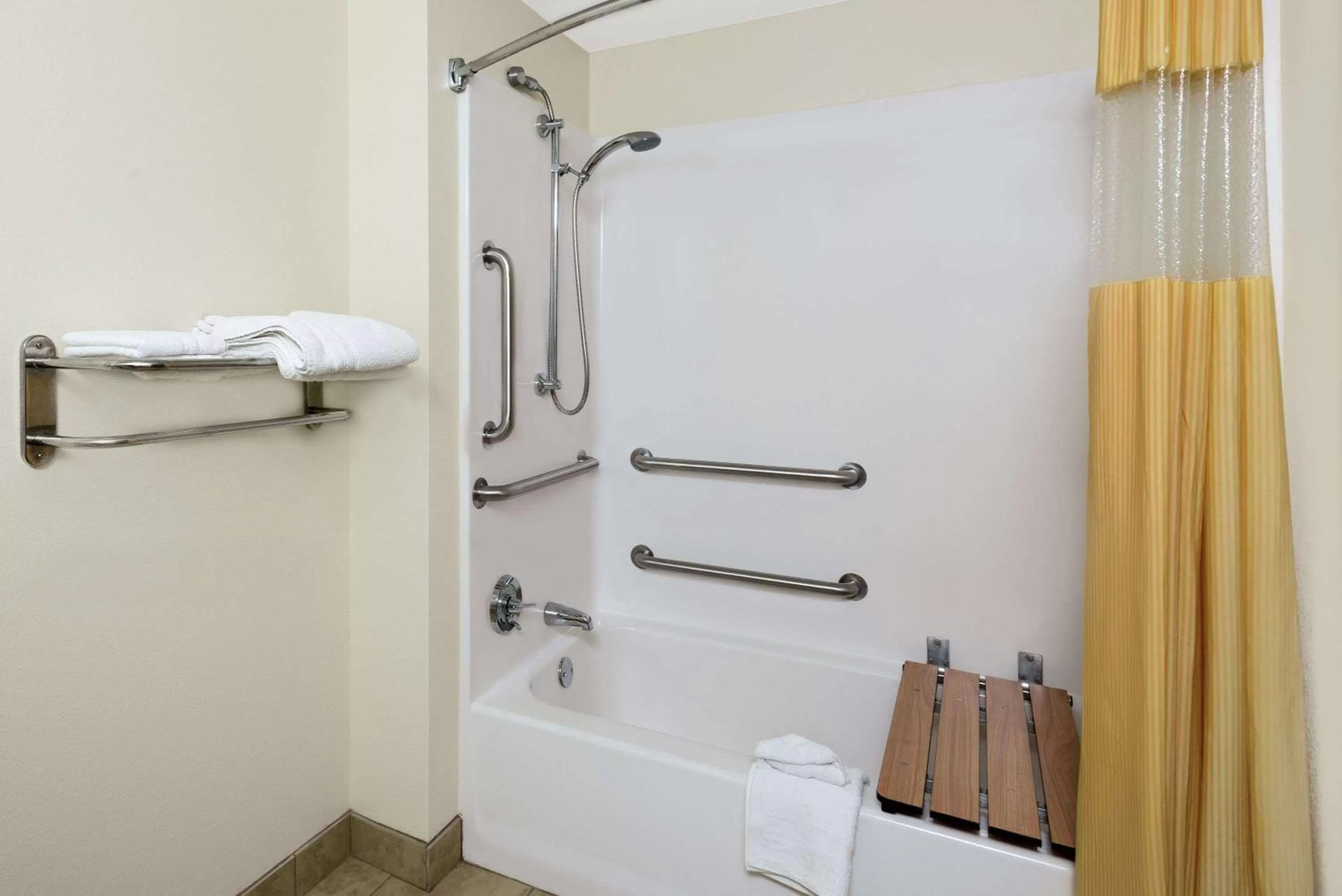 Photo of the whole room in Days Inn by Wyndham Geneva/Finger Lakes