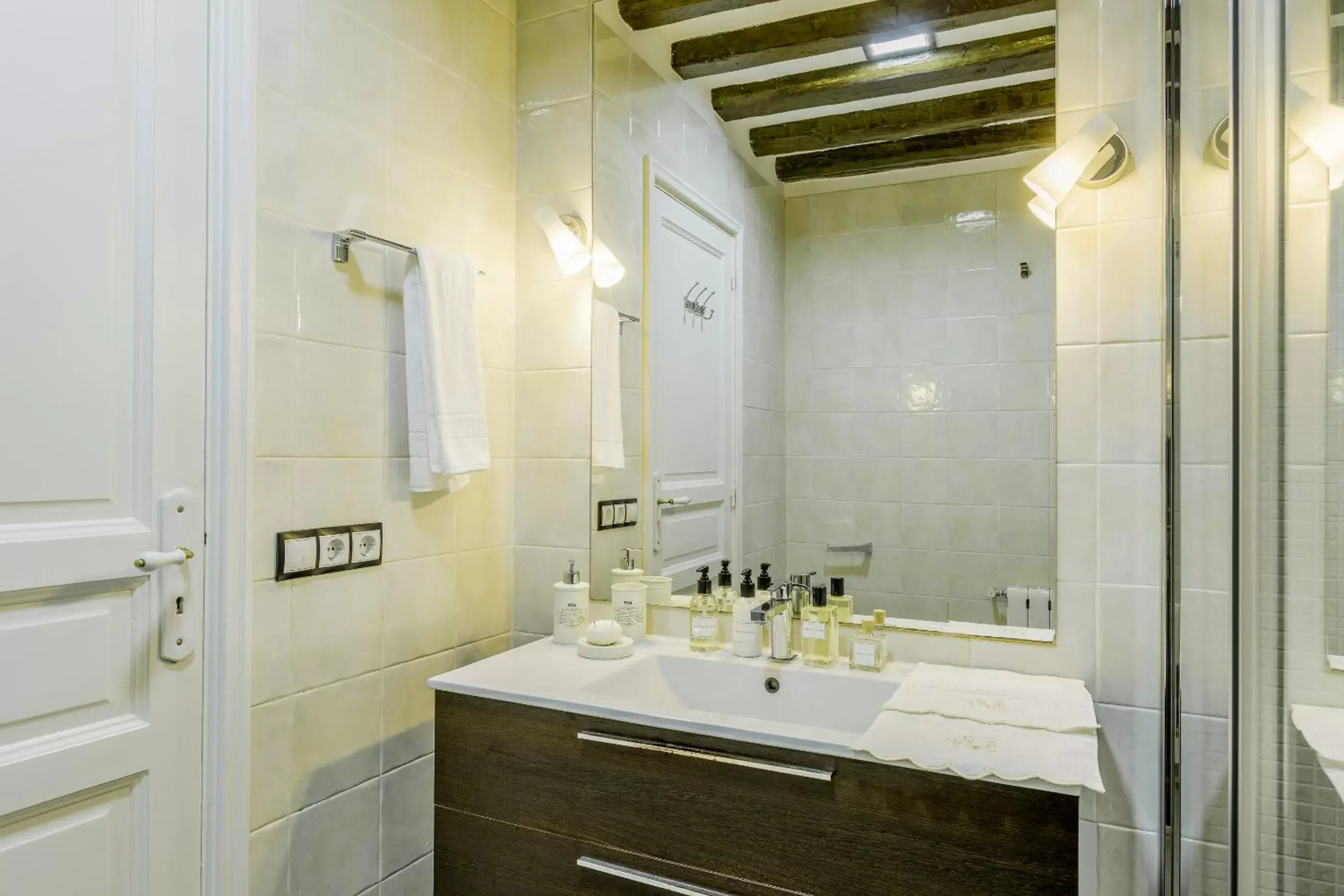 Bathroom in Oriente Palace Apartments