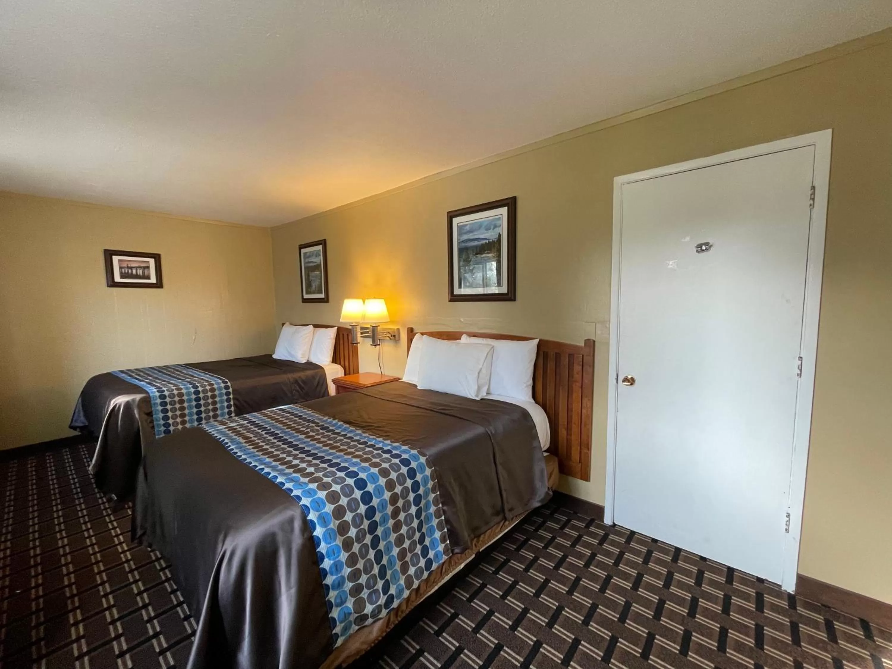 Bed in Tahoe Hacienda Inn