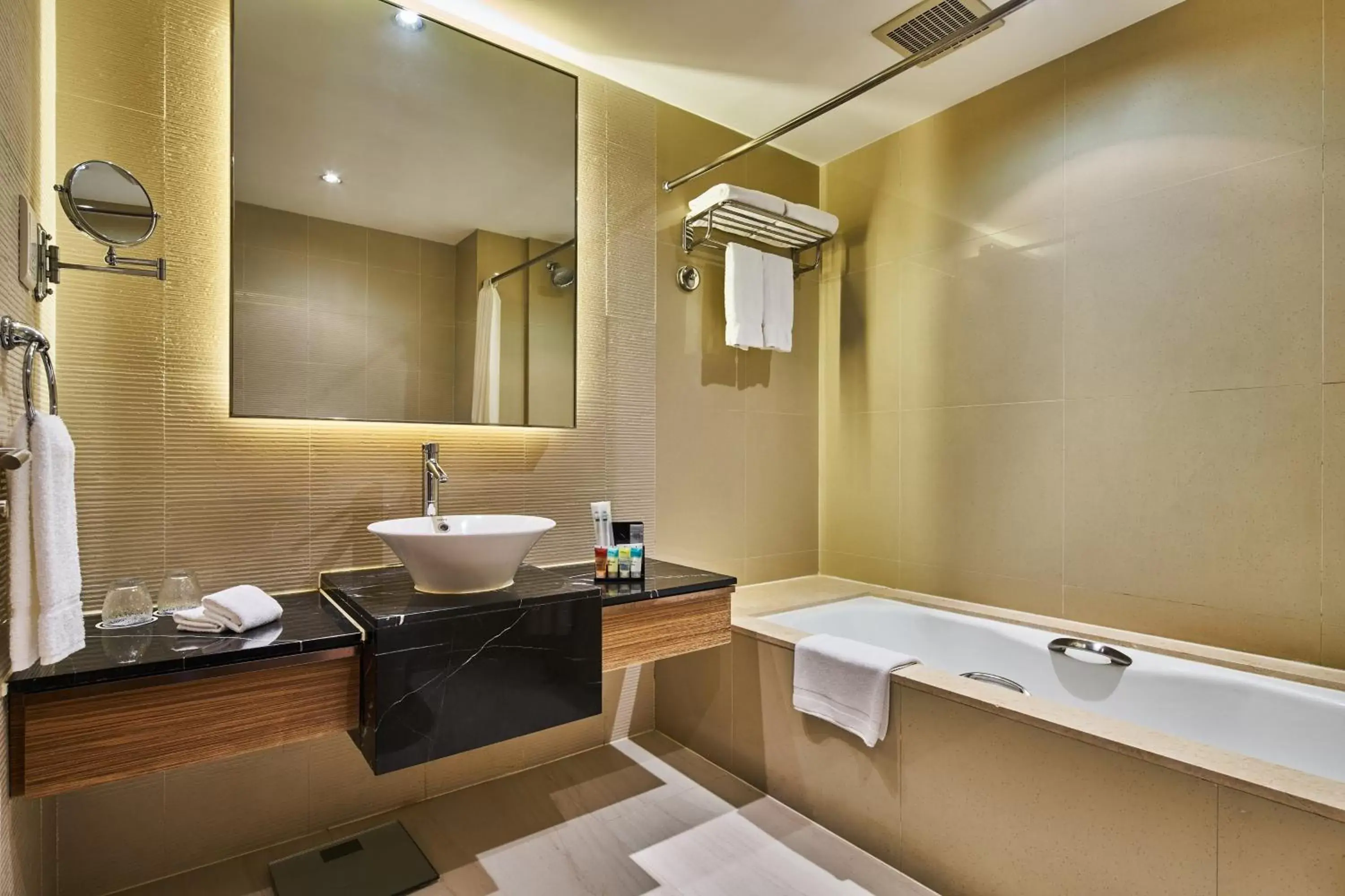 Bathroom in Four Points by Sheraton Shanghai, Daning