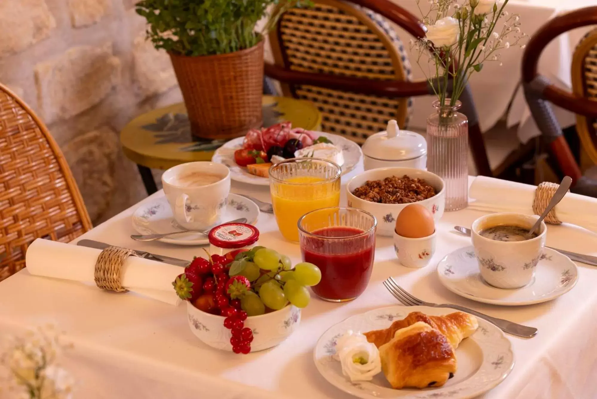 Buffet breakfast in Hotel Le Saint Gregoire