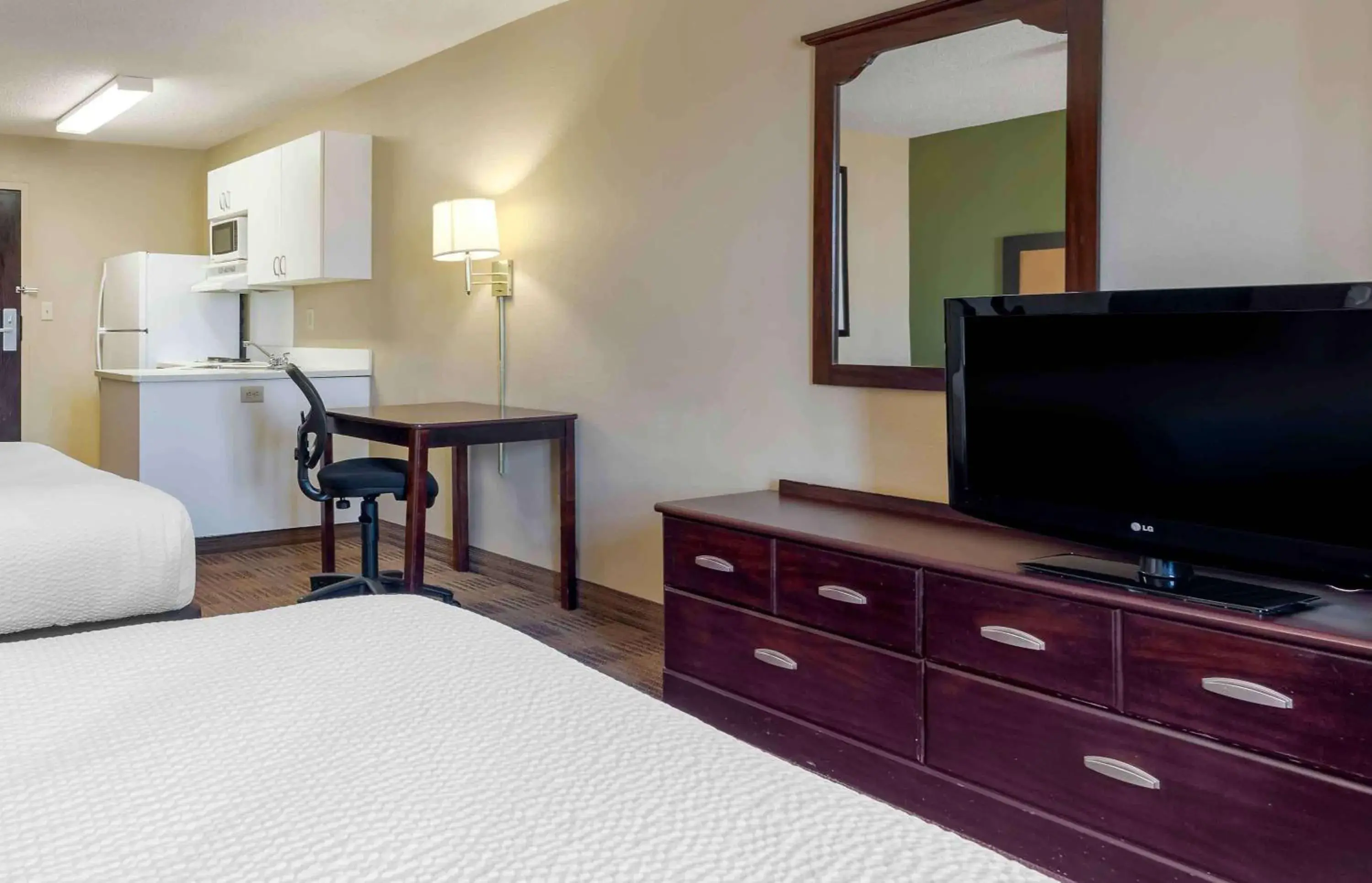 Bedroom, TV/Entertainment Center in Extended Stay America Suites - Dallas - Greenville Avenue