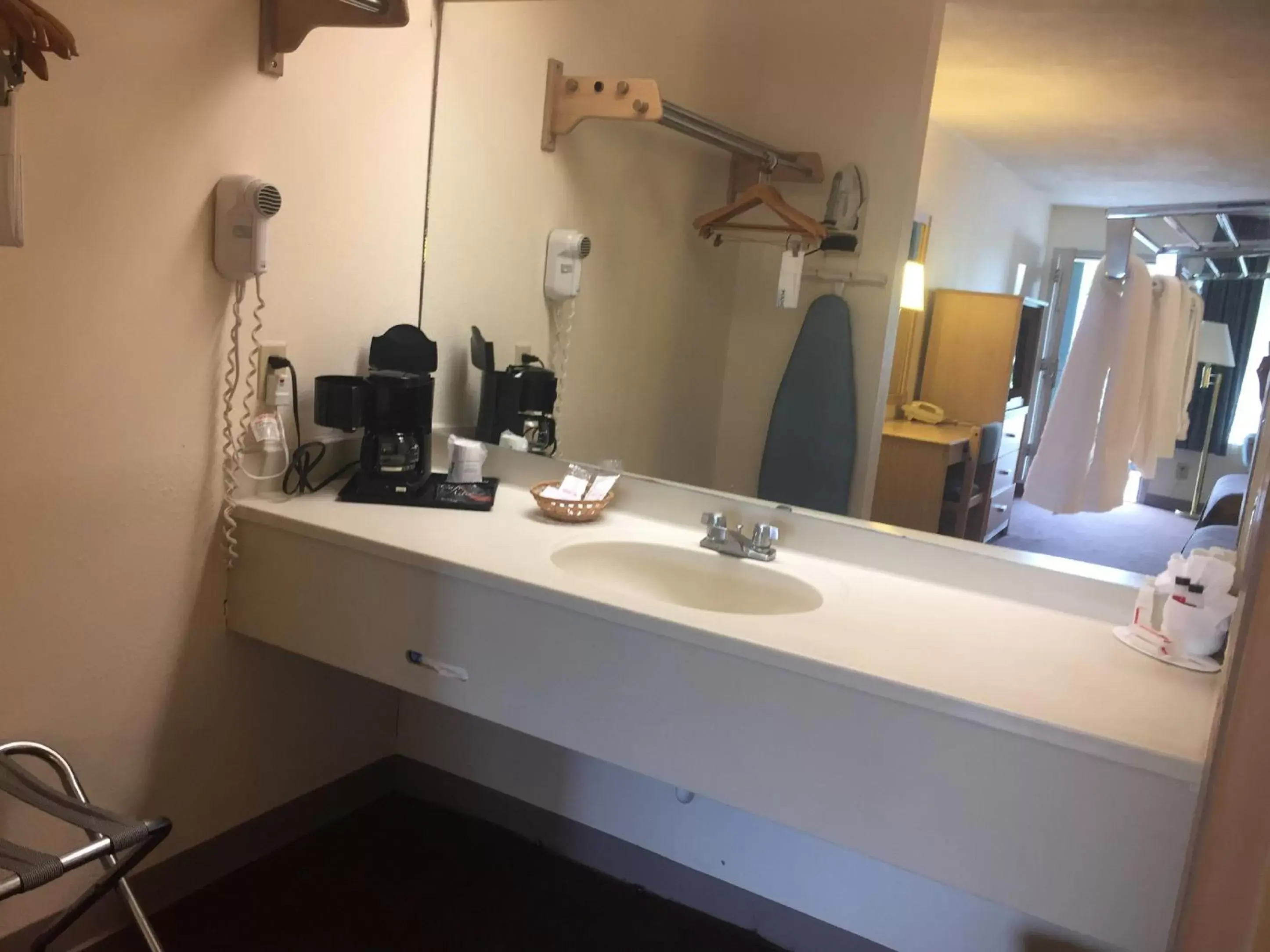 Bathroom in Super 8 by Wyndham Jasper TX