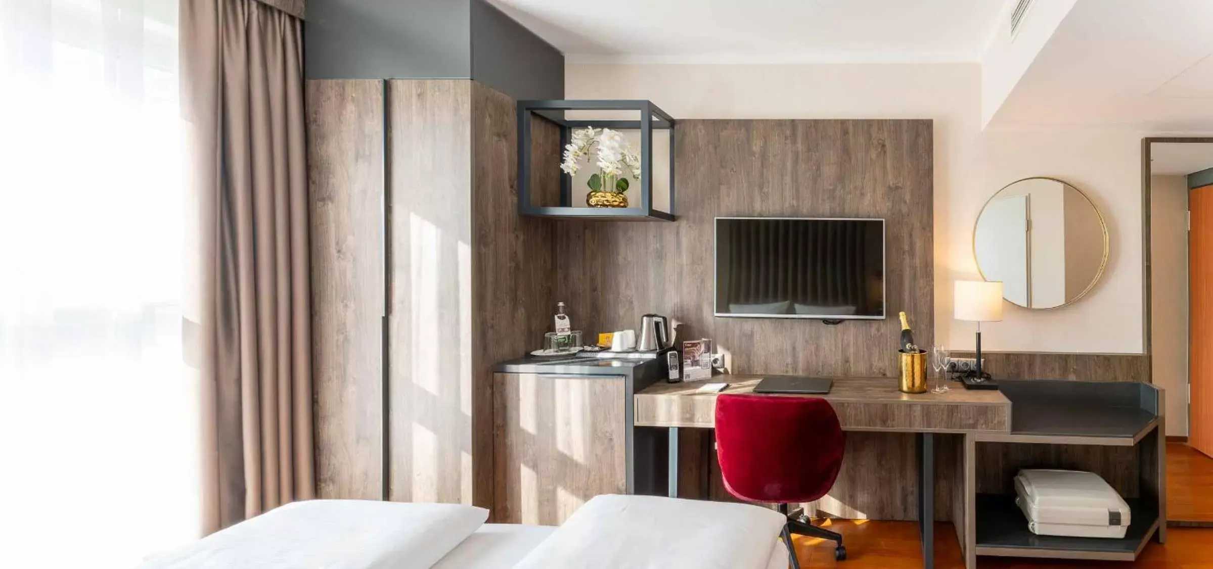 TV and multimedia, Bed in PLAZA Premium Karlsruhe TV and multimedia, Bed in PLAZA Premium Karlsruhe