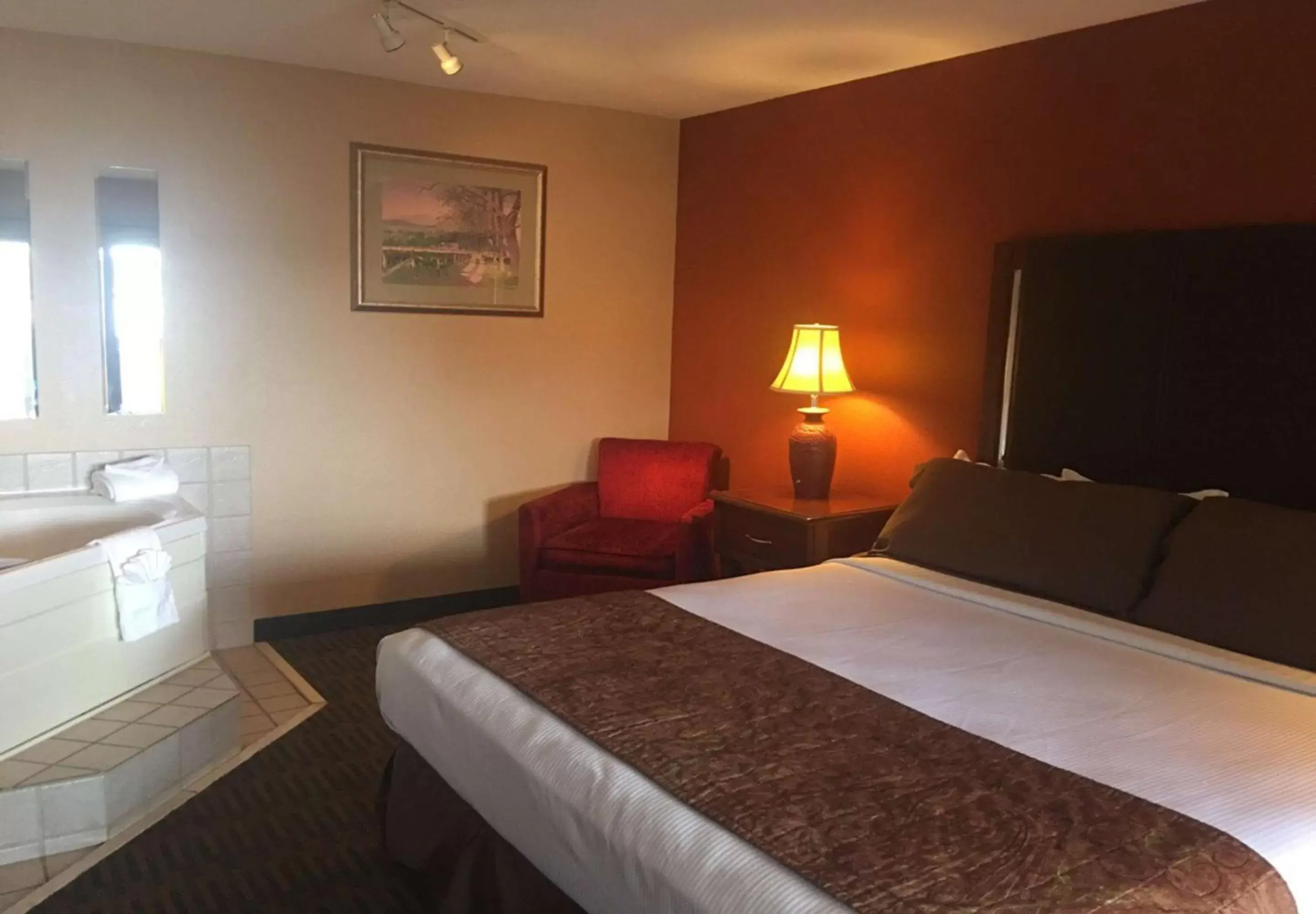 Photo of the whole room, Bed in Best Western Plus Landing View Inn & Suites