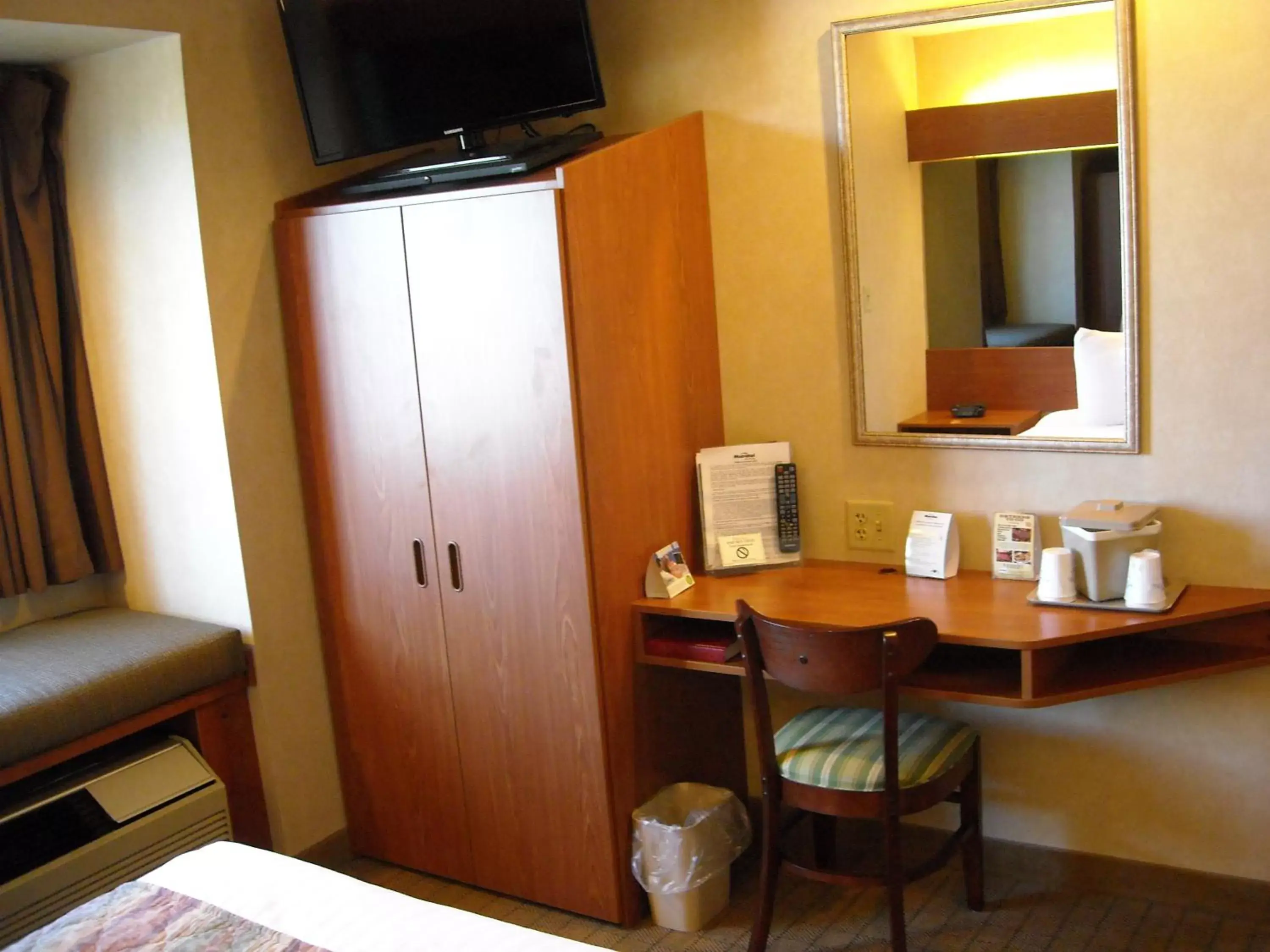 TV and multimedia, TV/Entertainment Center in Microtel Inn & Suites Springville