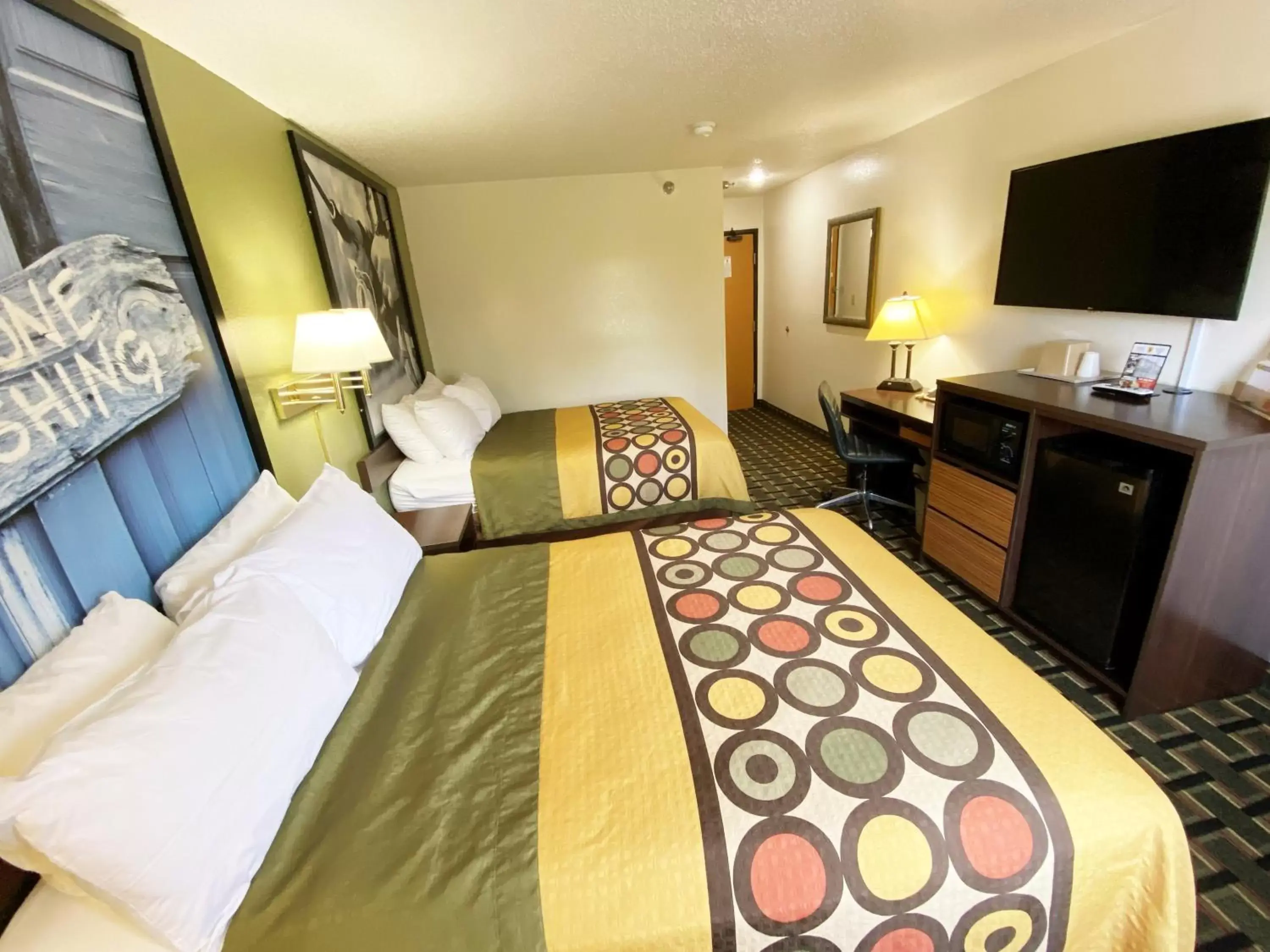 Double Room with Two Double Beds - Smoking in Super 8 by Wyndham Newport News/Jefferson Ave. Double Room with Two Double Beds - Smoking in Super 8 by Wyndham Newport News/Jefferson Ave.