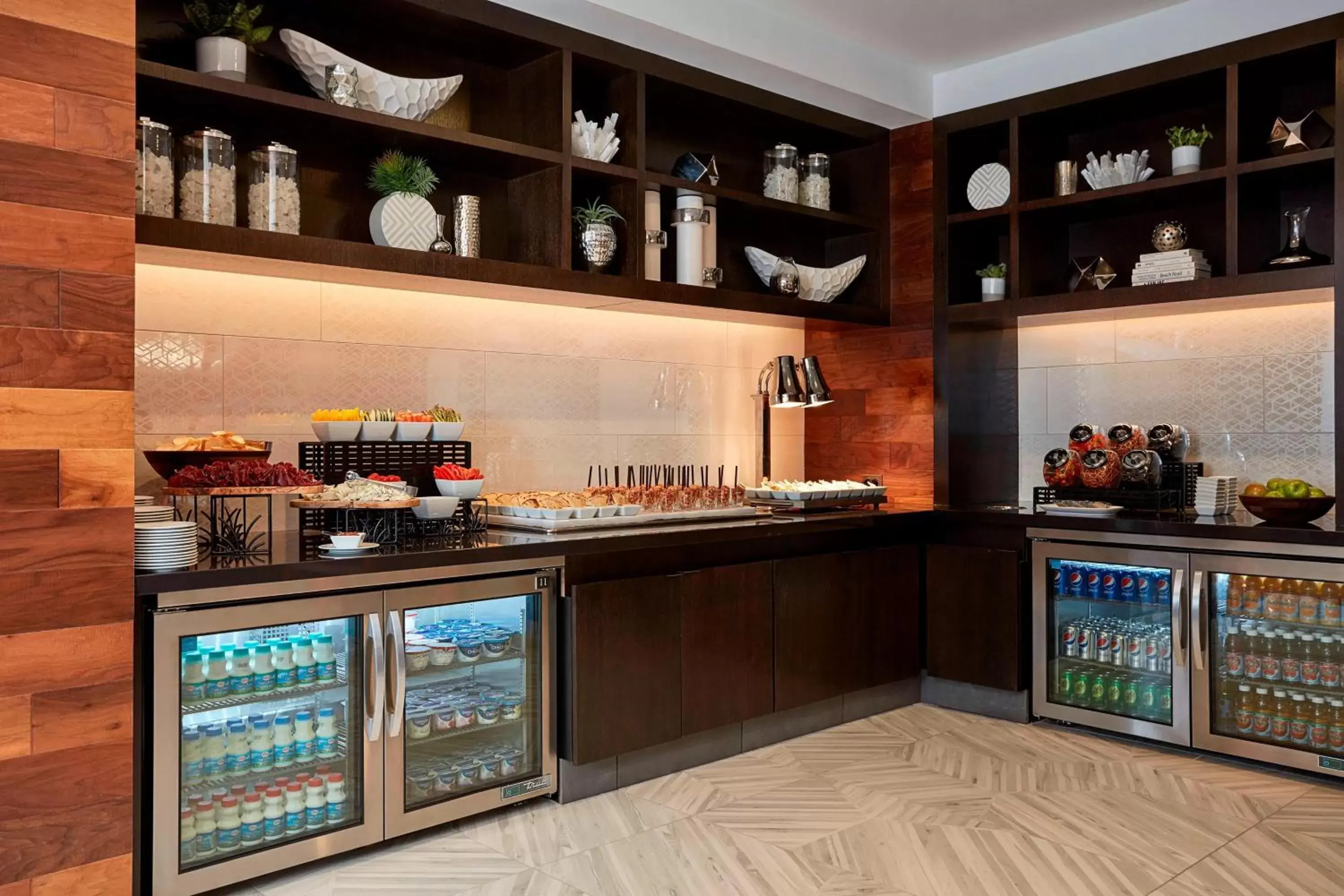Lounge or bar, Kitchen/Kitchenette in Crystal Gateway Marriott