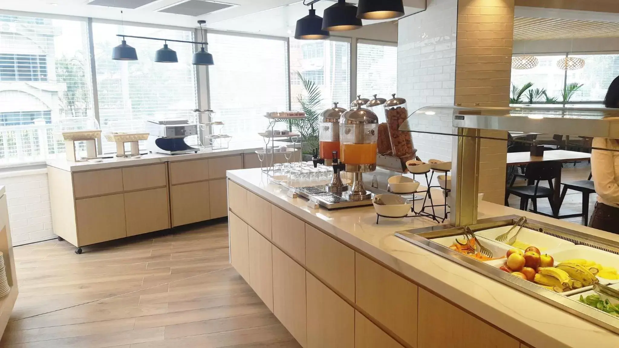 Buffet breakfast, Kitchen/Kitchenette in Tanoa Plaza Hotel