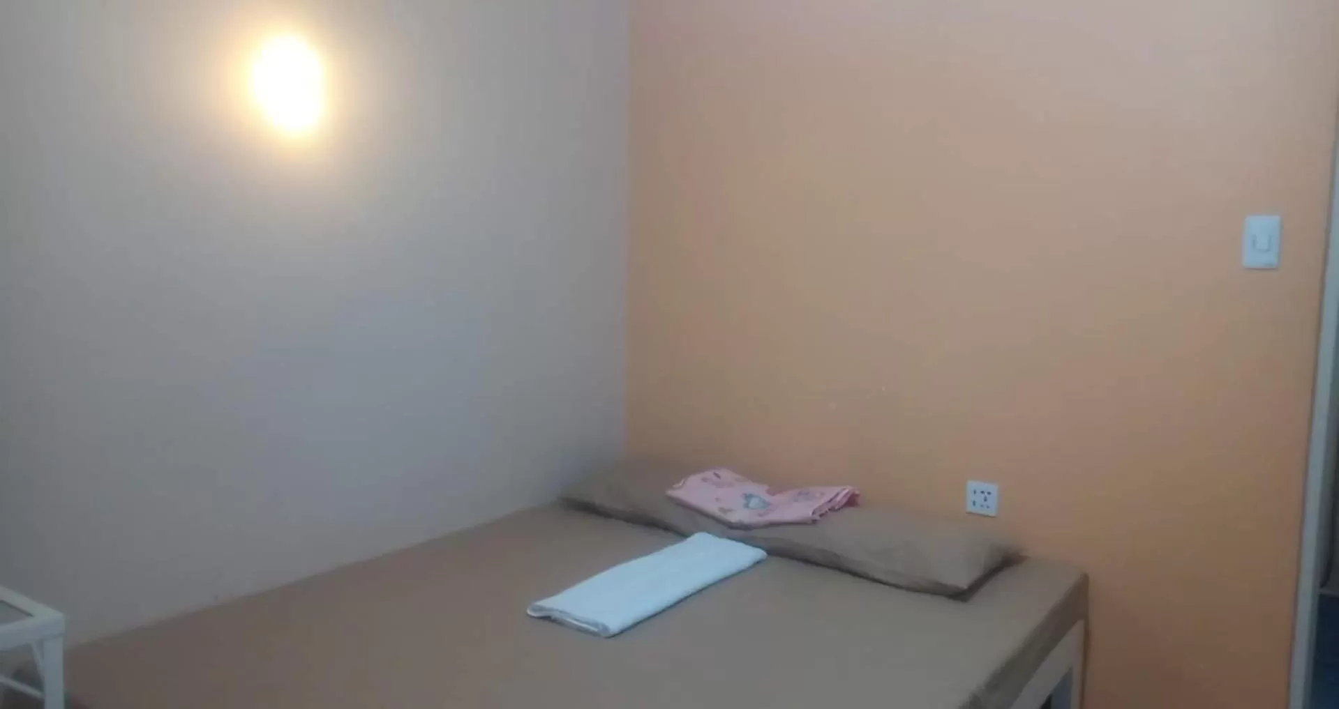 Bed in ROBIE'S TRANSIENTS ROOMS