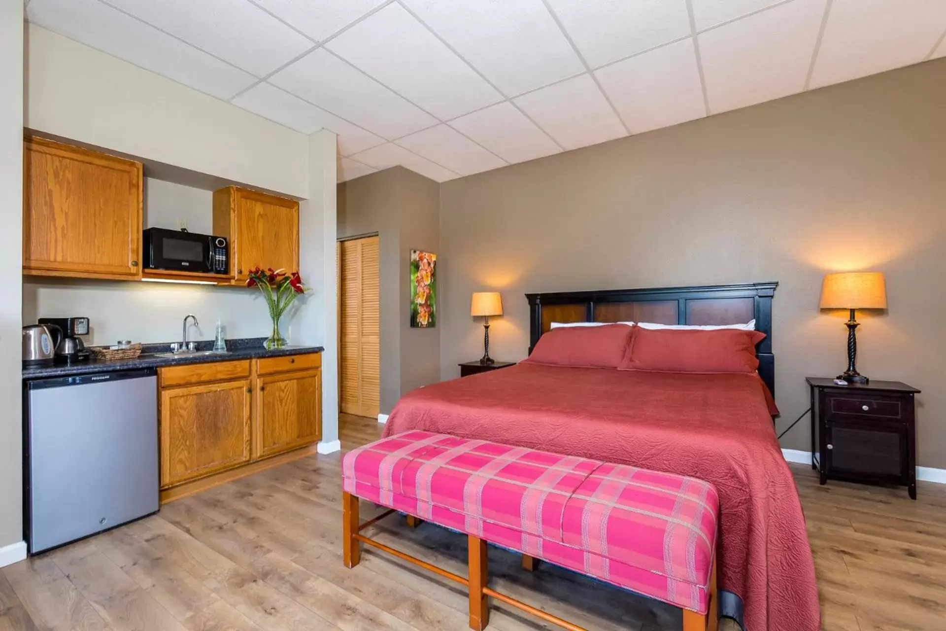 Kitchen/Kitchenette in Luana Inn