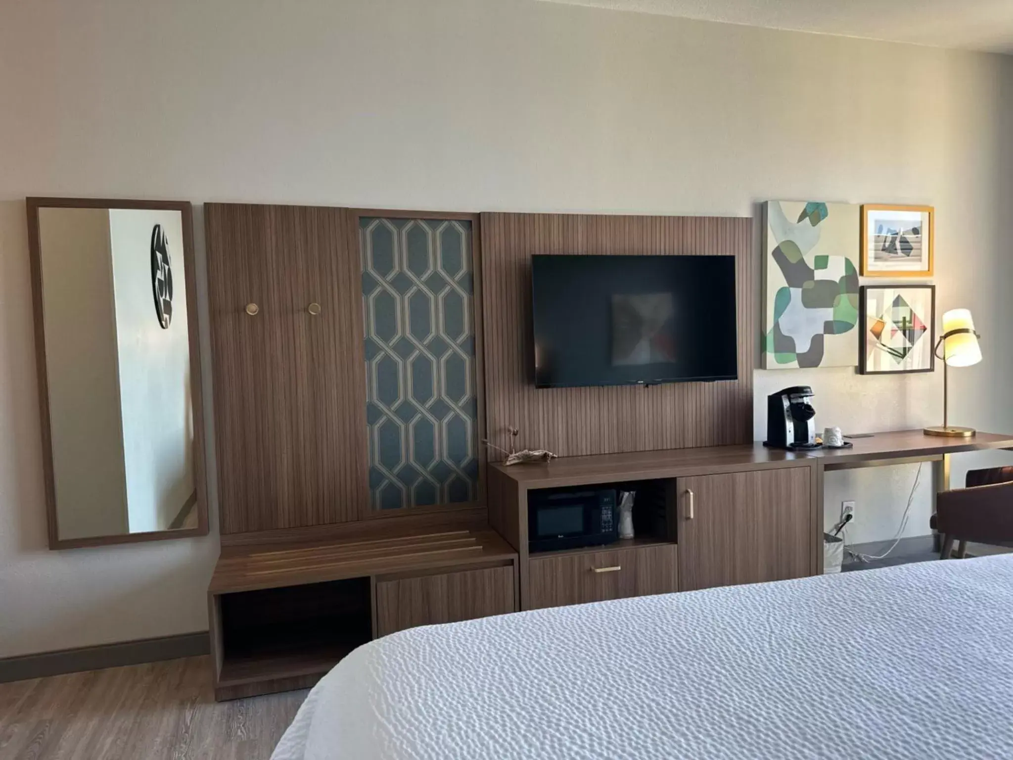 Photo of the whole room, Bed in Holiday Inn Roanoke-Tanglewood-Rt 419&I581 by IHG Photo of the whole room, Bed in Holiday Inn Roanoke-Tanglewood-Rt 419&I581 by IHG