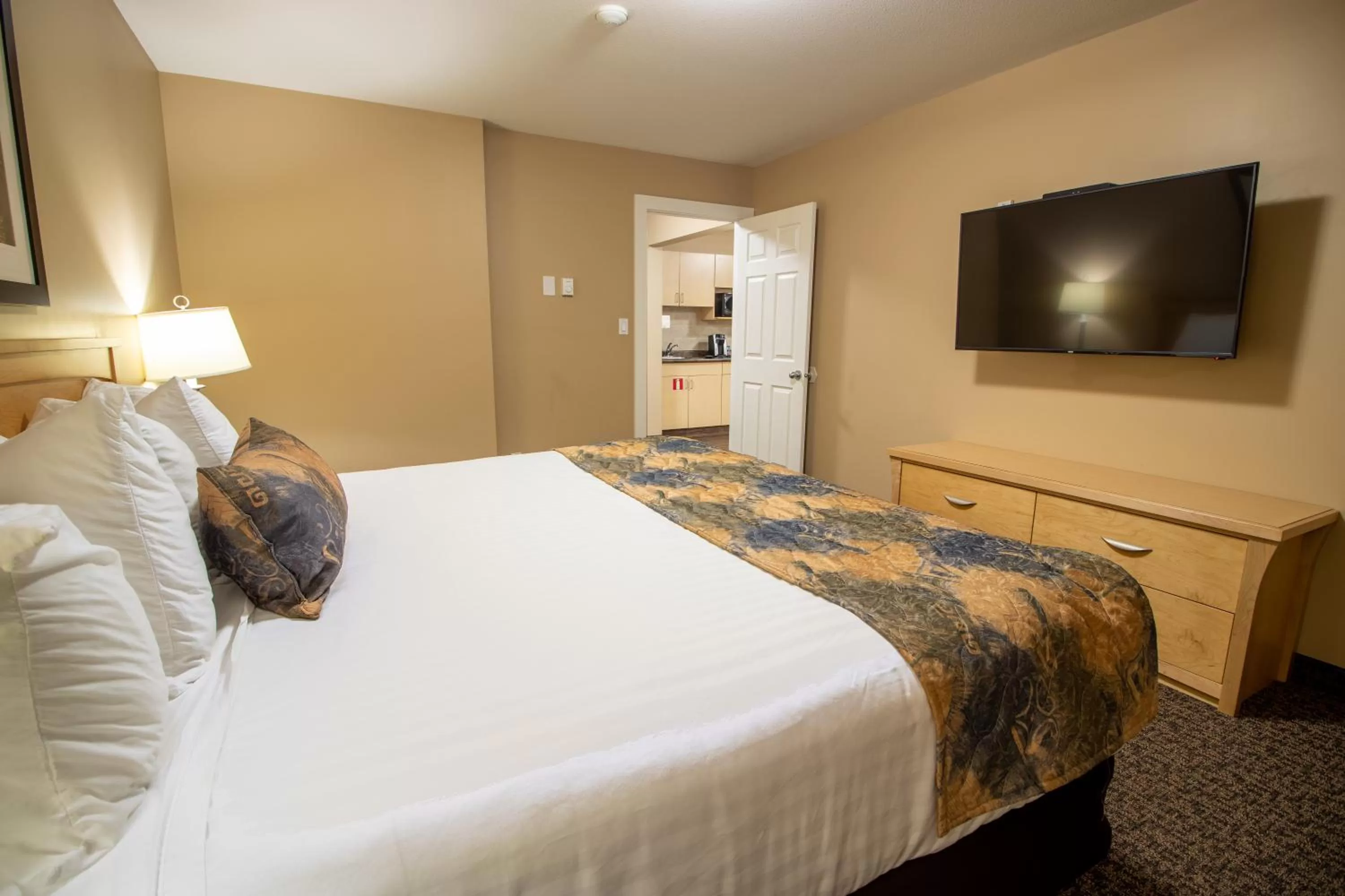 TV and multimedia, Bed in BCMInns - Fort McMurray - Rusty&#x27;s