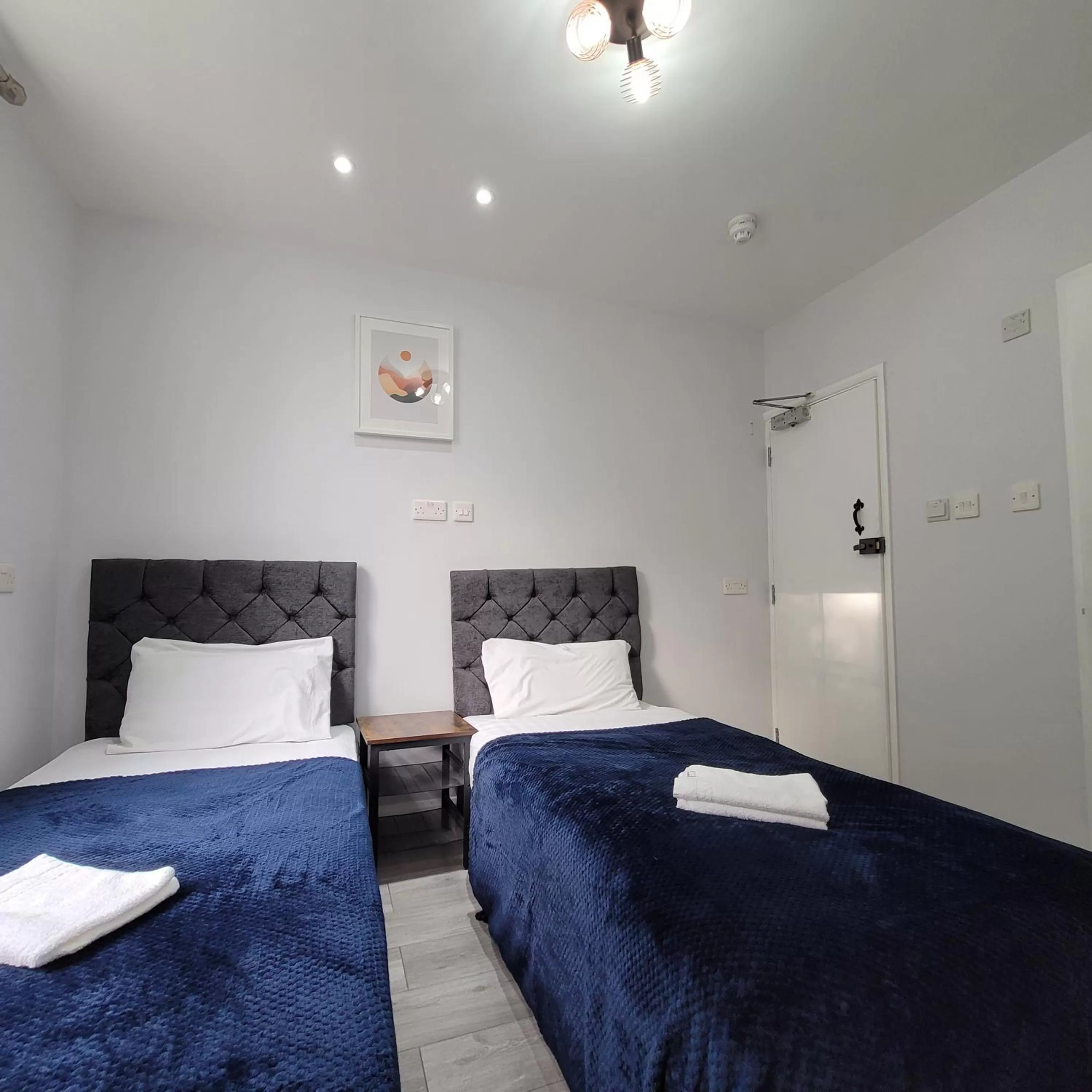 Photo of the whole room, Bed in Argyle Square Hotel