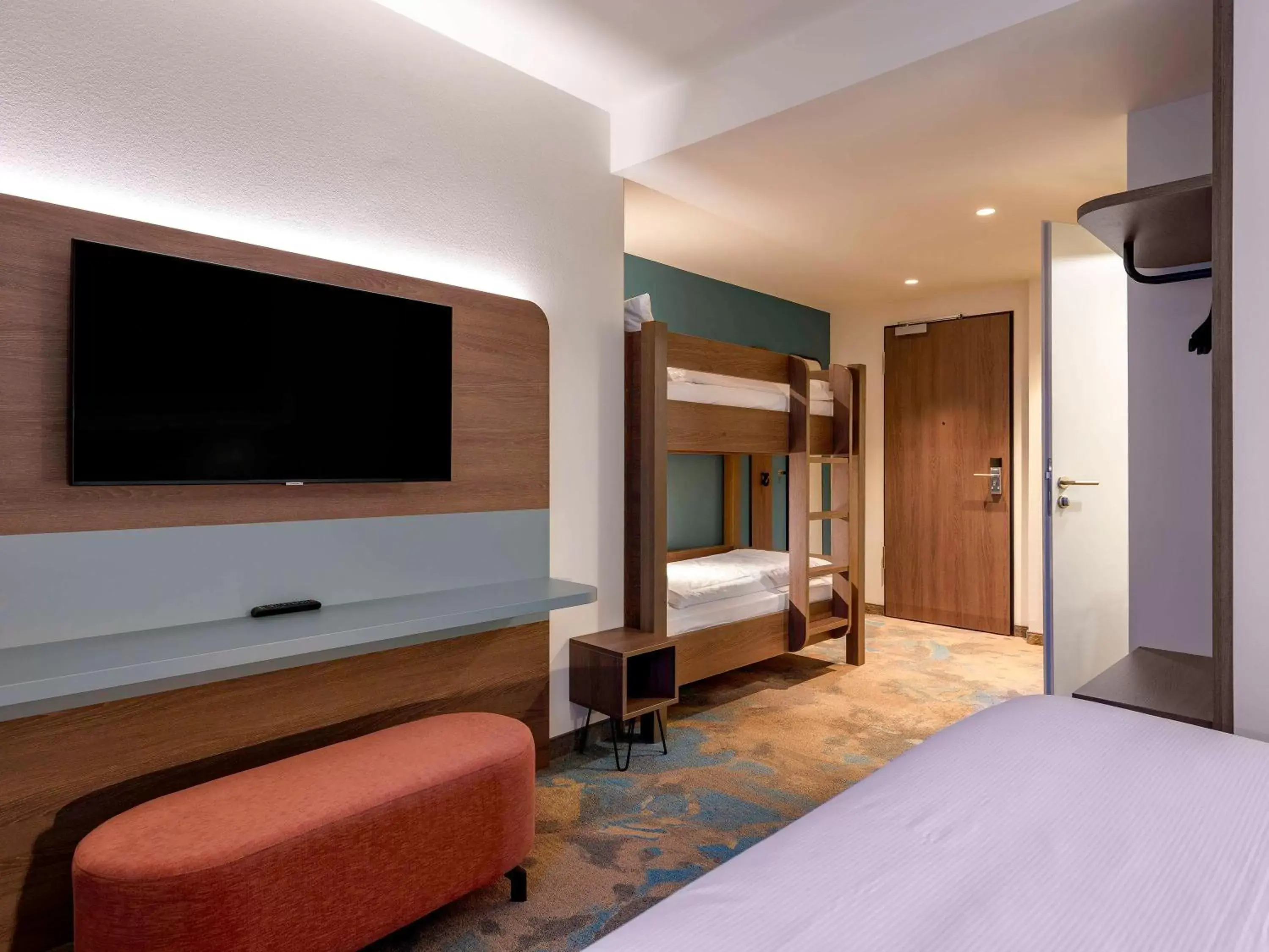 Bedroom, TV/Entertainment Center in ibis Styles Kiel City