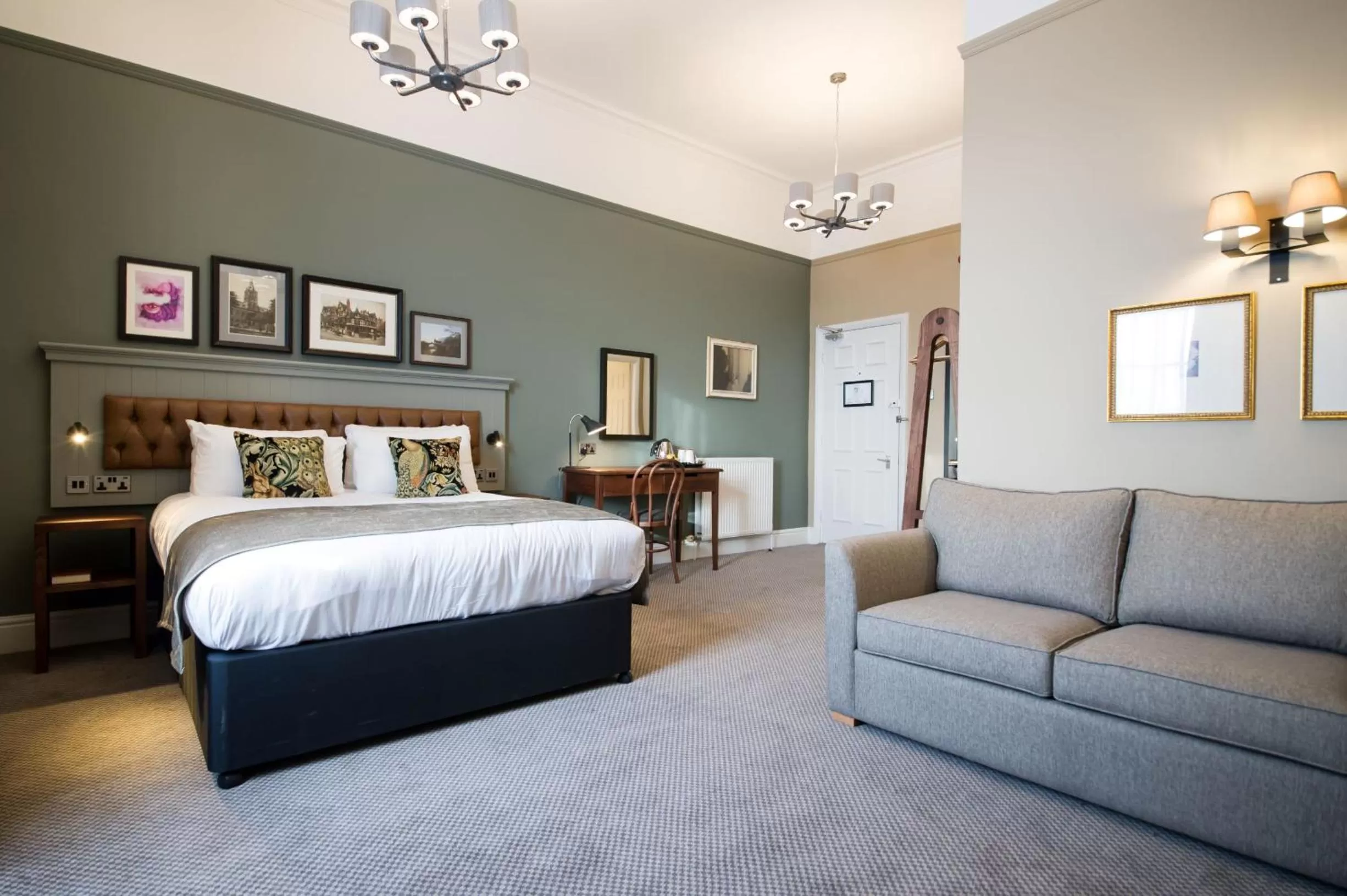 Photo of the whole room in The Cheshire Cat by Innkeeper's Collection