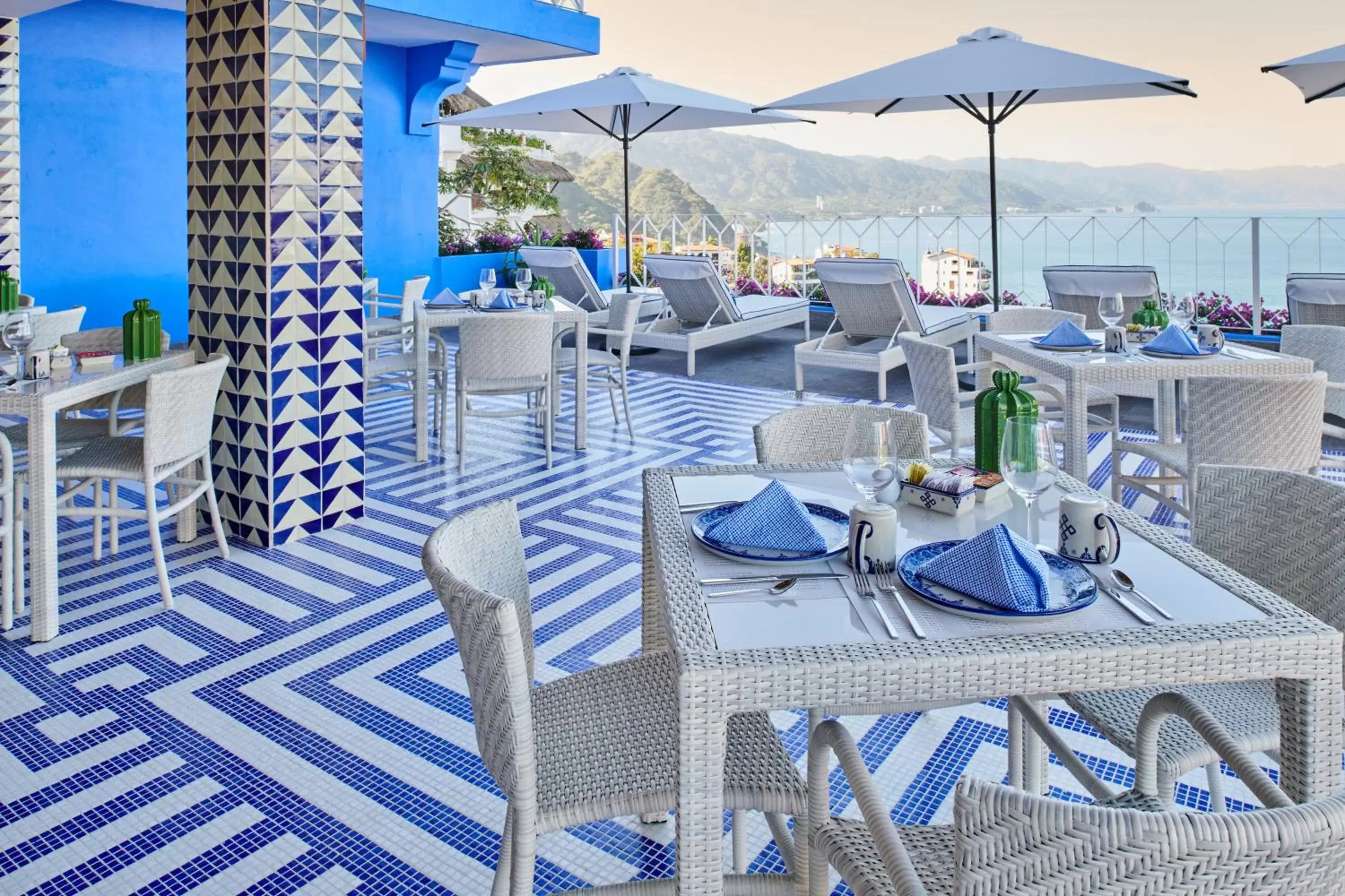 Restaurant/Places to Eat in Hotel Luxury Patio Azul