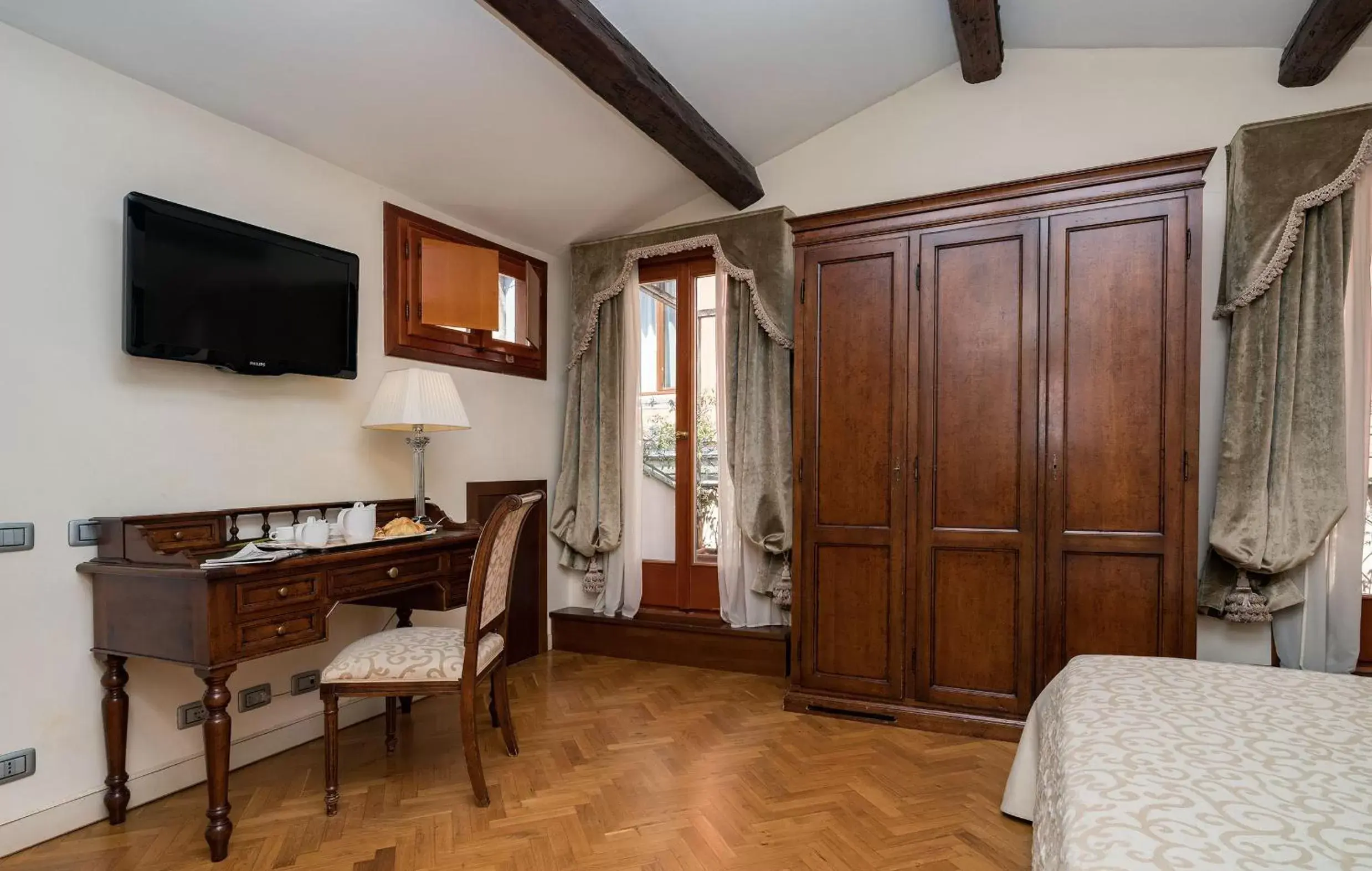 Bedroom, TV/Entertainment Center in Hotel Dell'Opera