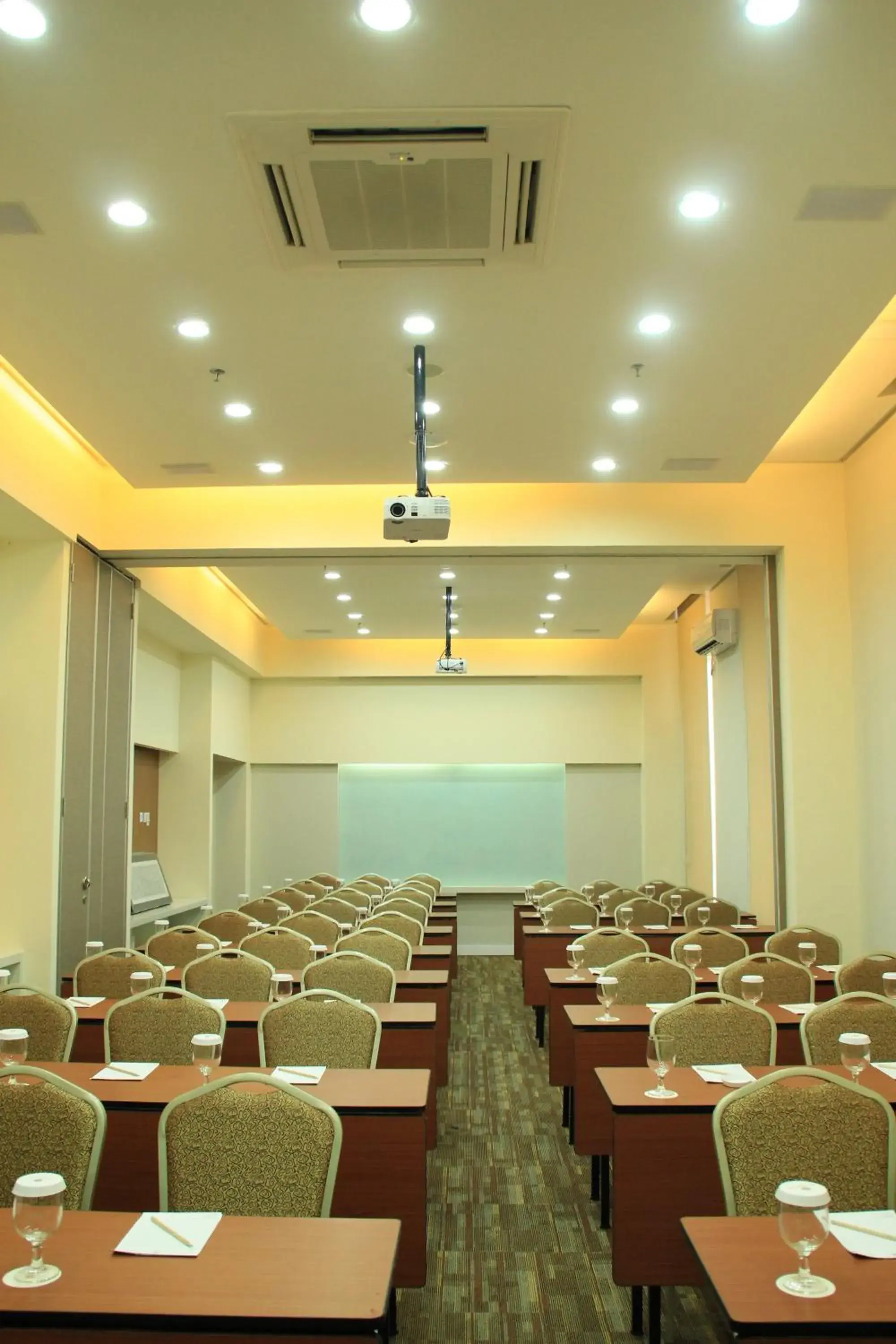 Business facilities in Puspamaya Airport Hotel