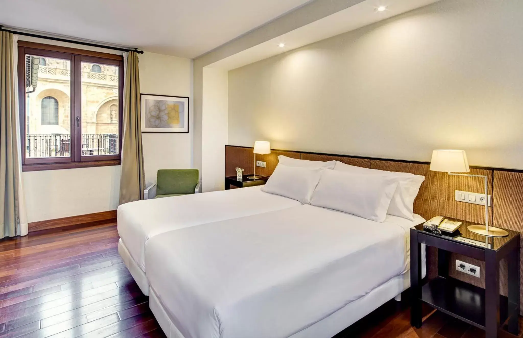 Photo of the whole room, Bed in Sercotel Puerta de la Catedral