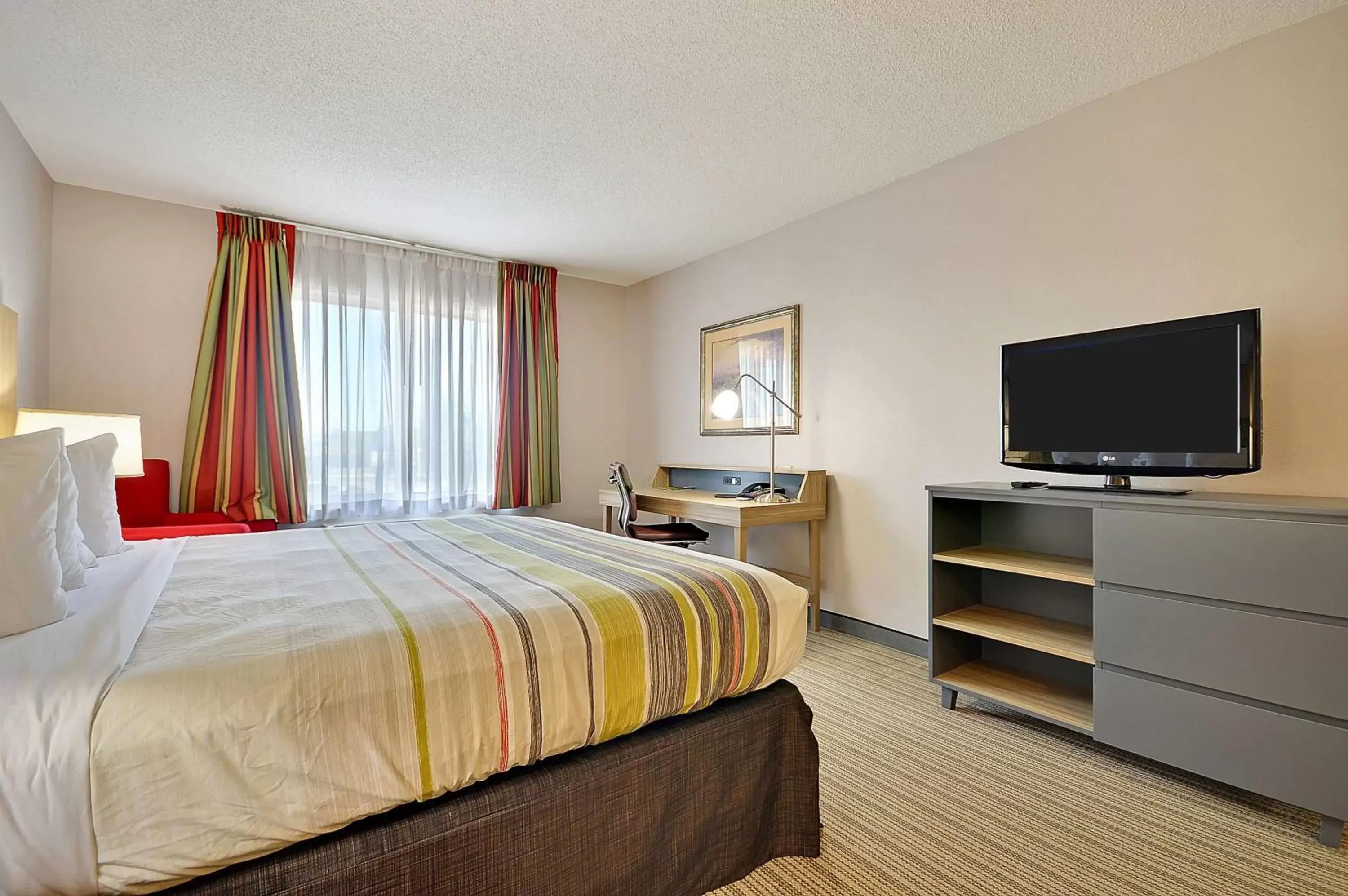 Photo of the whole room, Bed in Country Inn & Suites by Radisson, Charleston North, SC