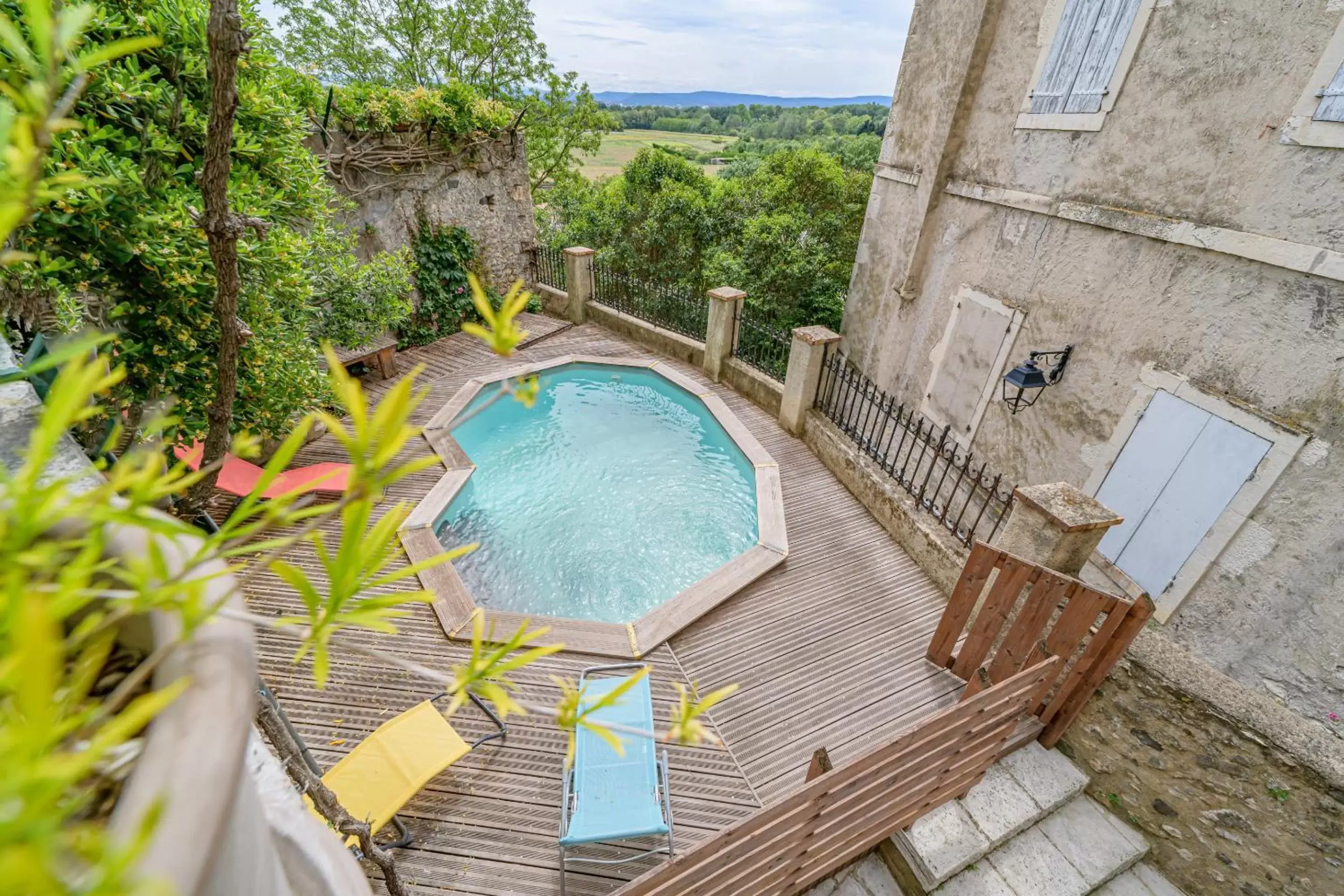 Pool View in La Tour Des Remparts