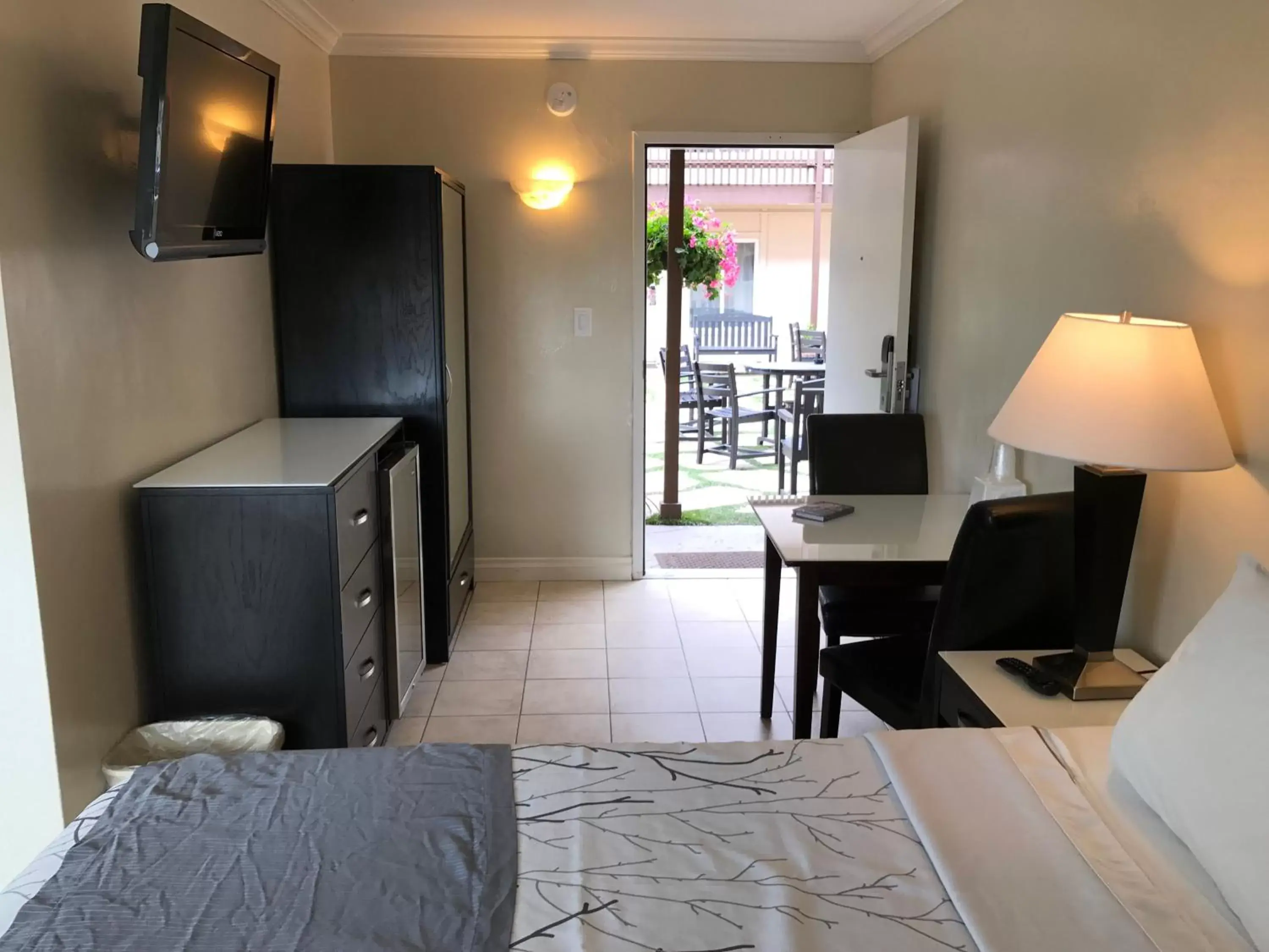 Patio, Bed in Ocean Beach Hotel Patio, Bed in Ocean Beach Hotel