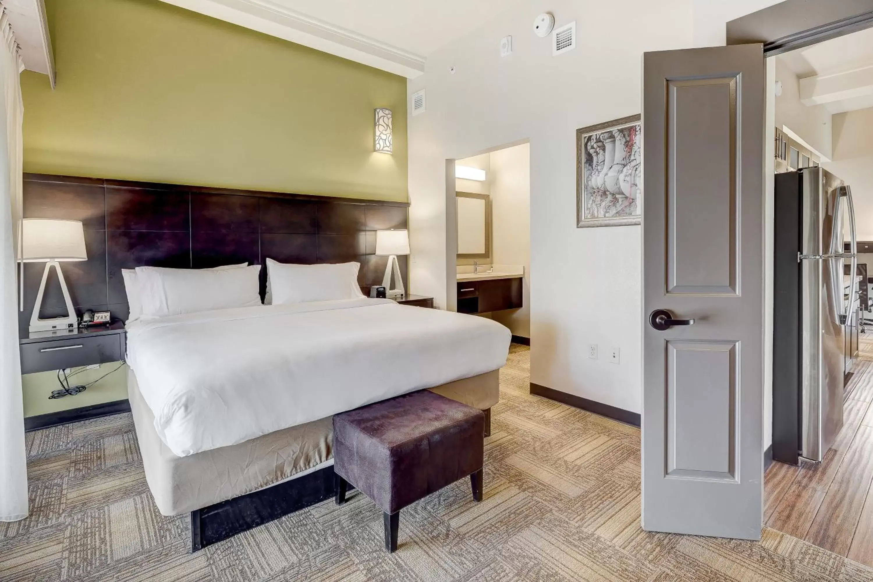 Photo of the whole room, Bed in Staybridge Suites Baltimore - Inner Harbor, an IHG Hotel