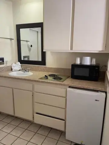 stove, Bathroom in California Suites Hotel