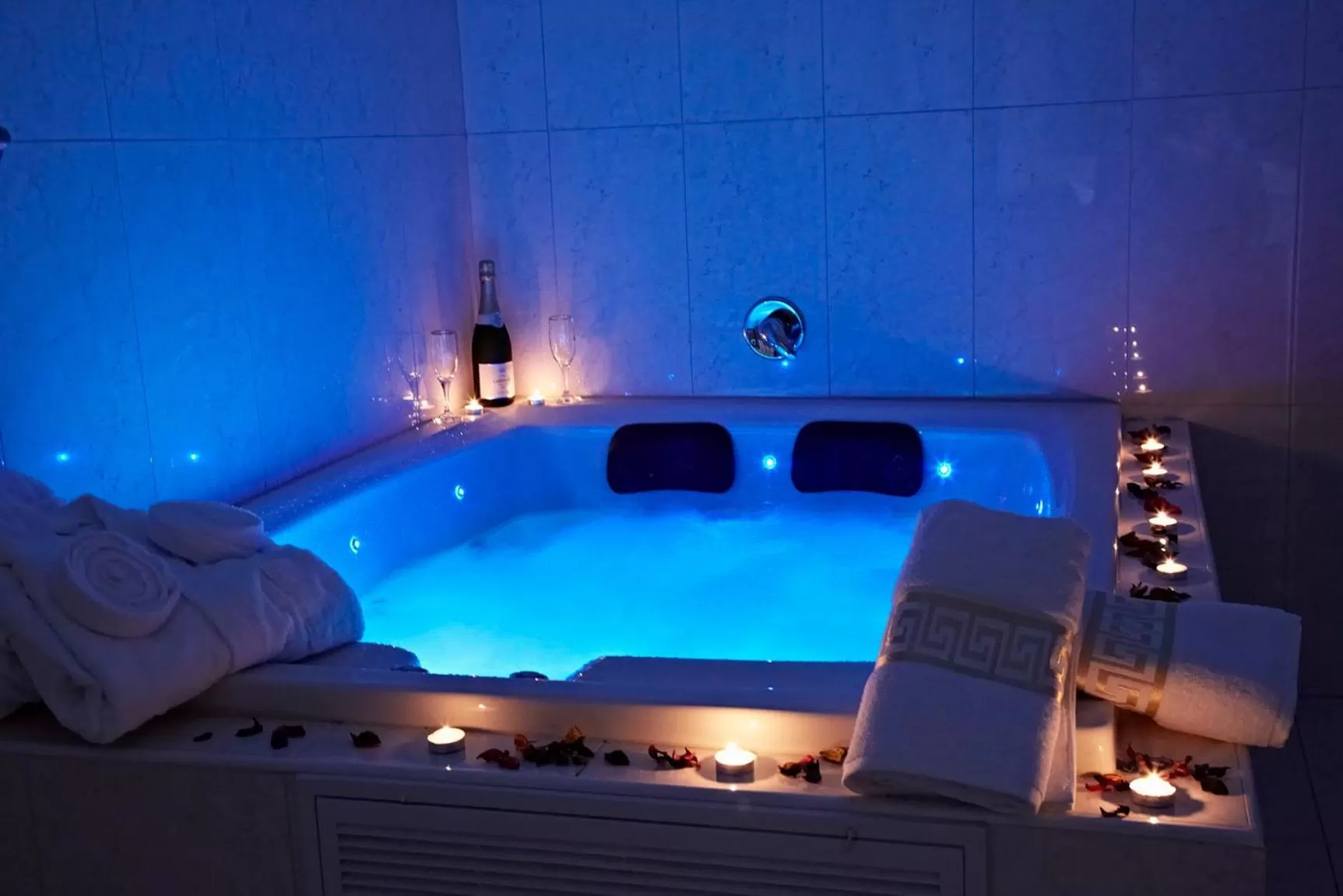 Hot Tub in Hotel House