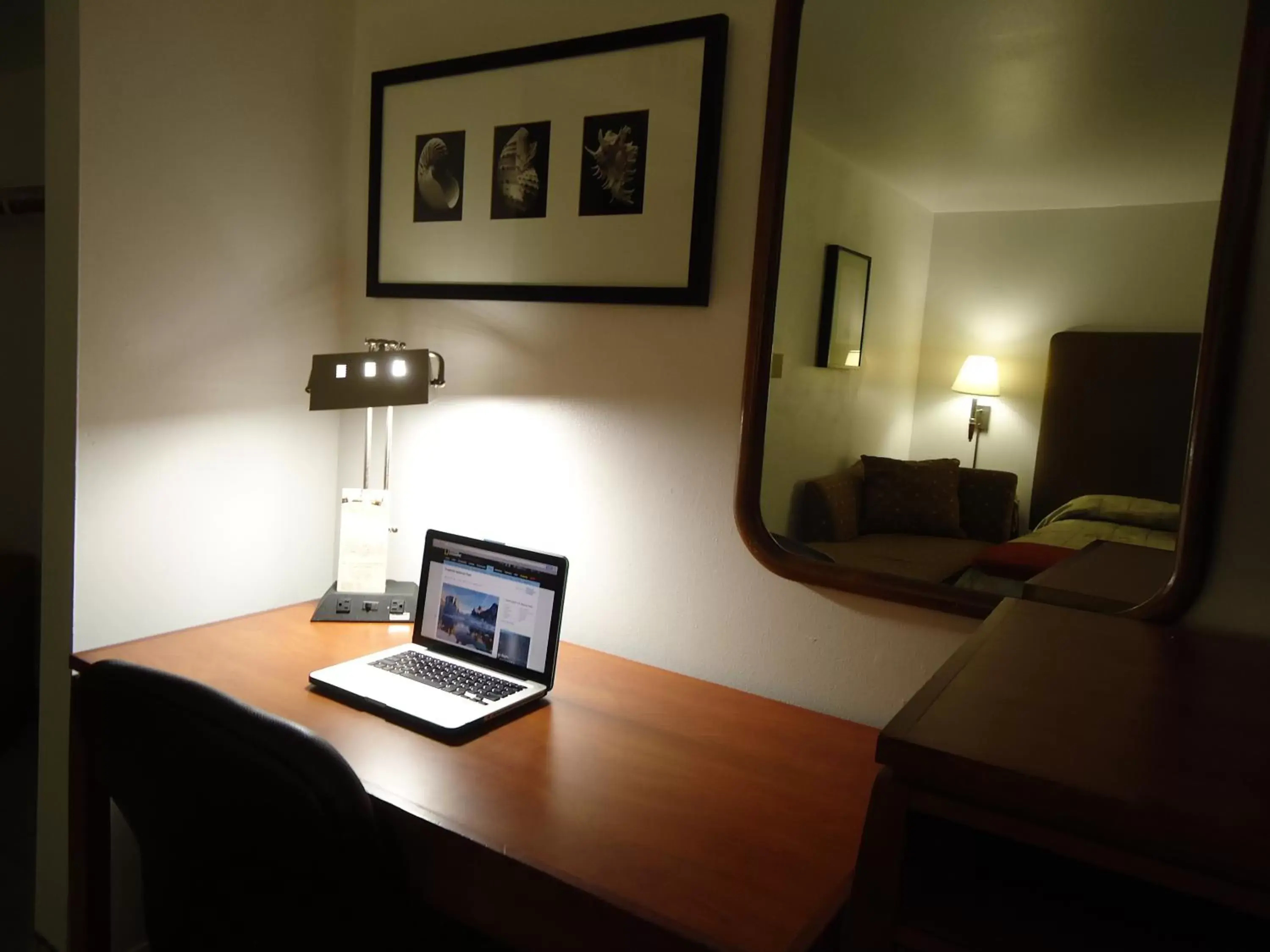 Seating area, TV/Entertainment Center in Maple Inn and Suites Los Banos