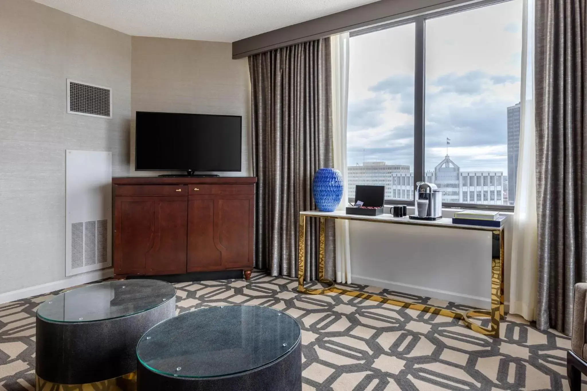 Bedroom, TV/Entertainment Center in Omni Richmond Hotel