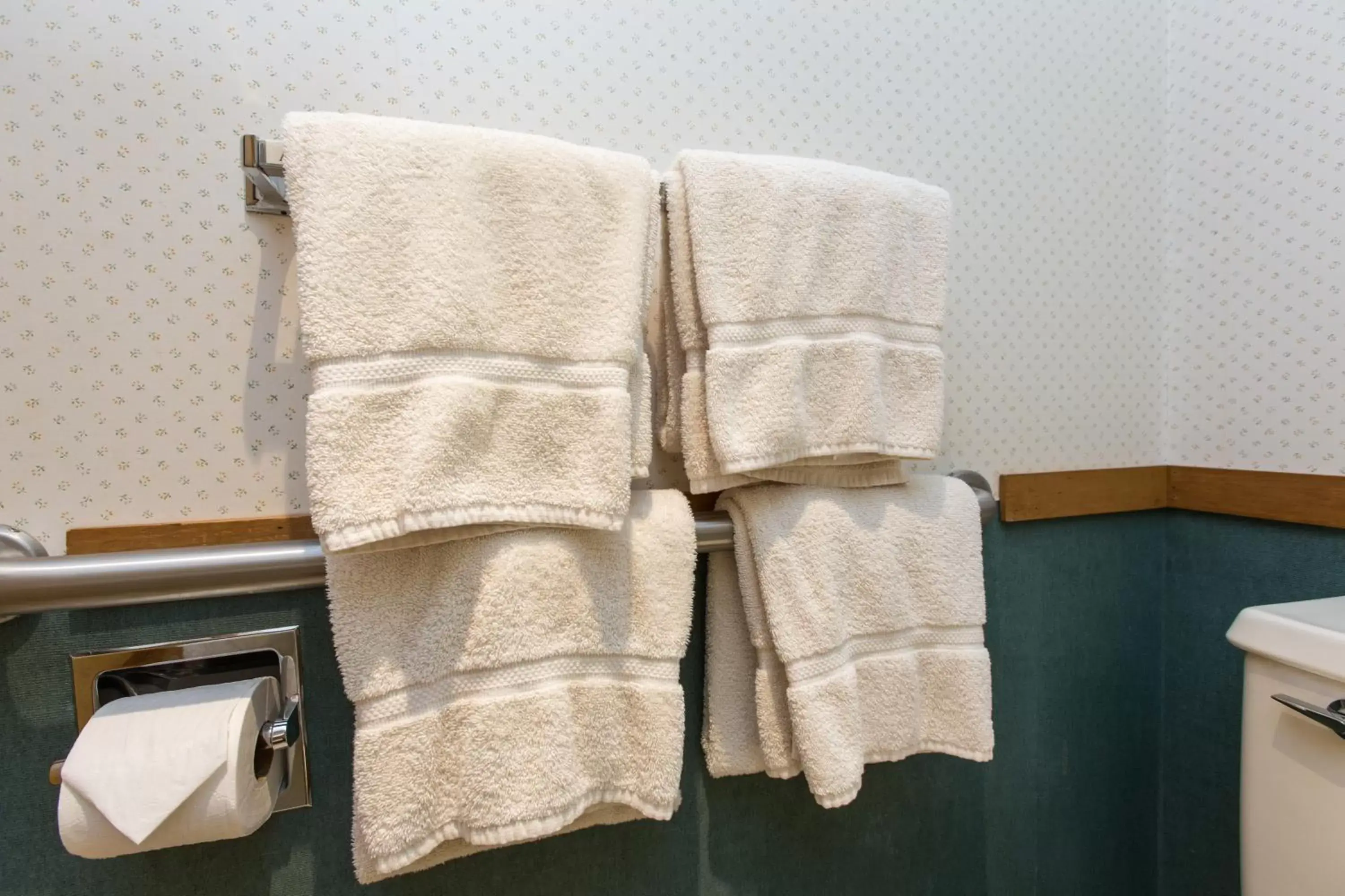 towels, Bathroom in Commodores Inn