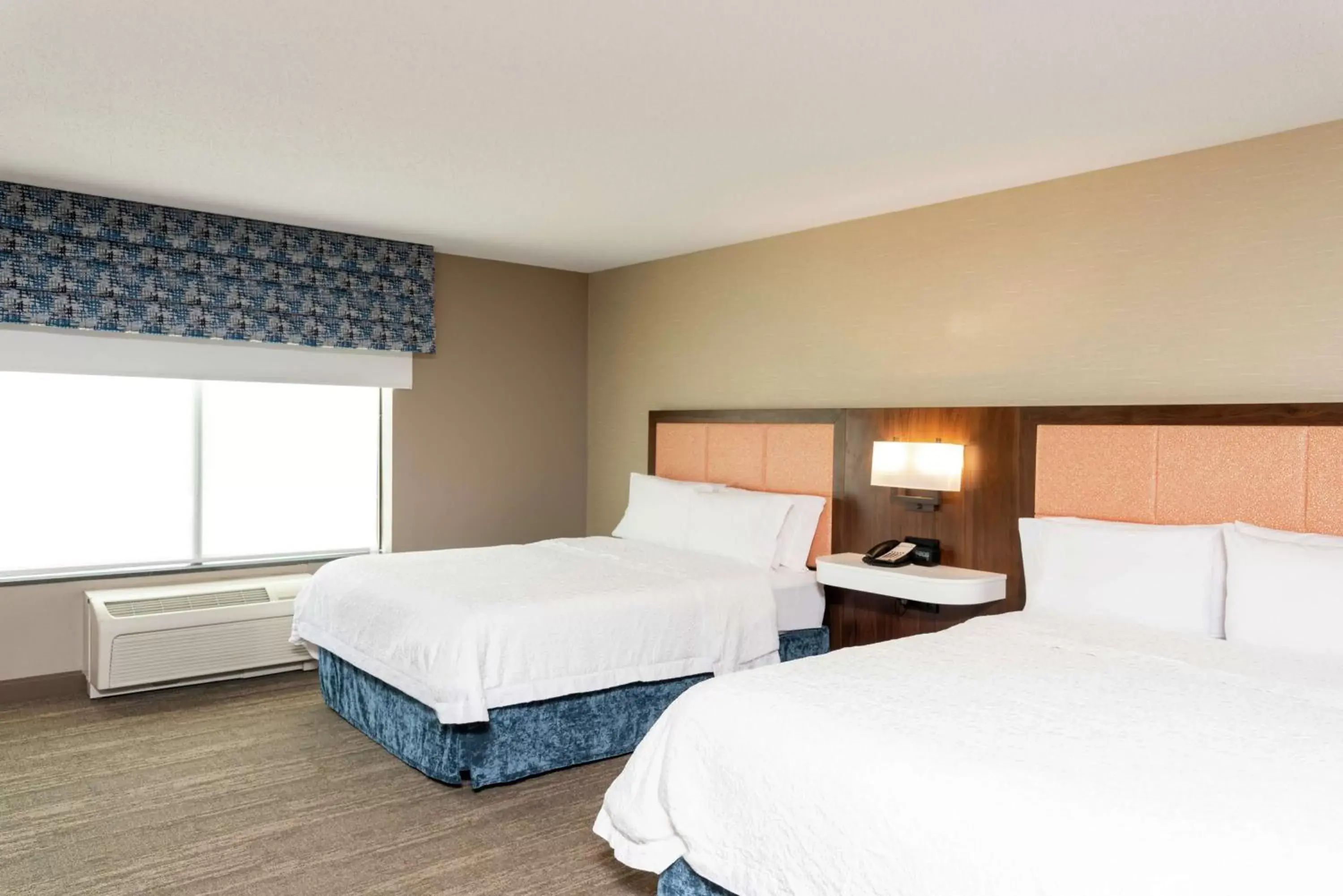 Bed in Hampton Inn & Suites Marshalltown