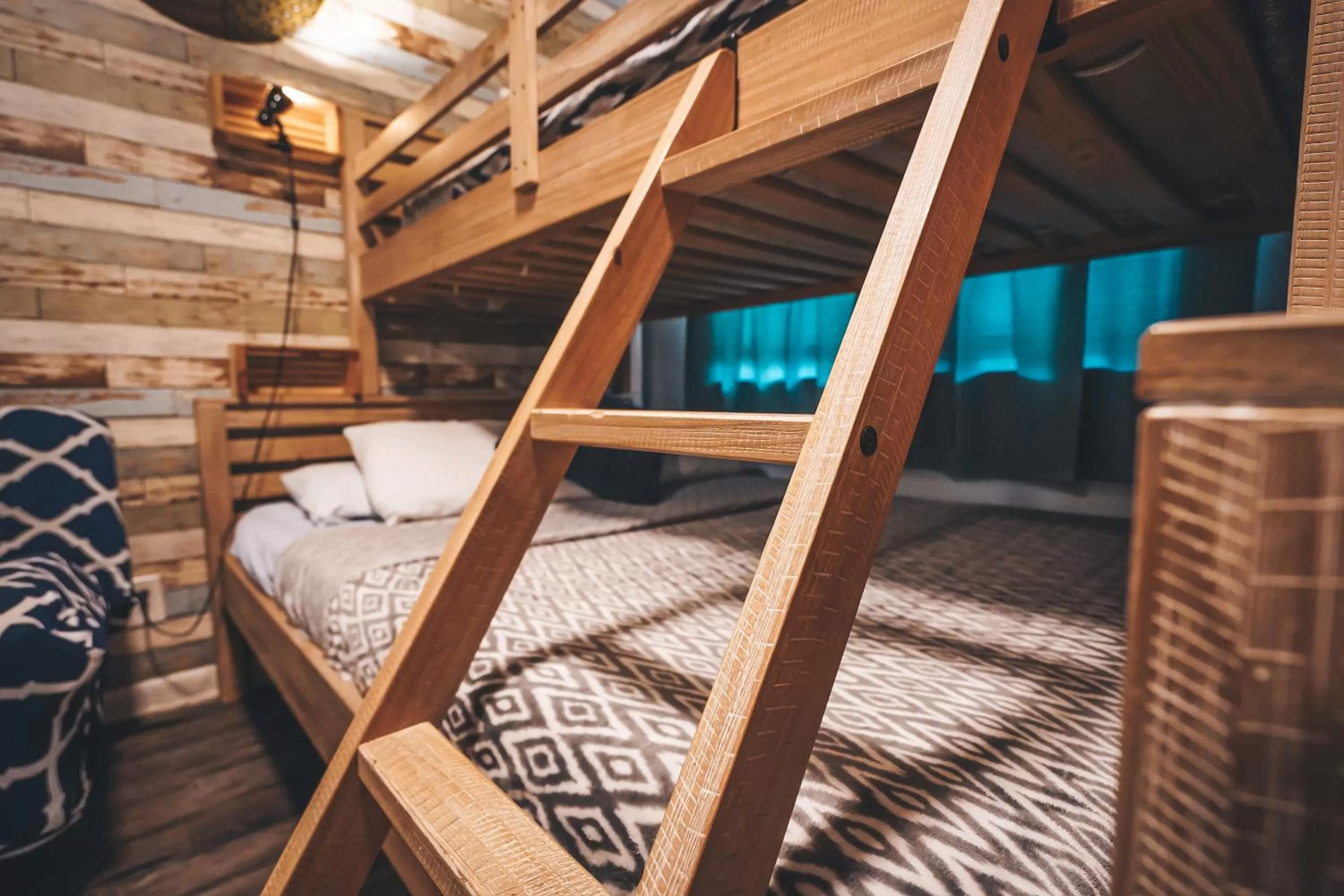 bunk bed in Hollywood Light Haven Lodge