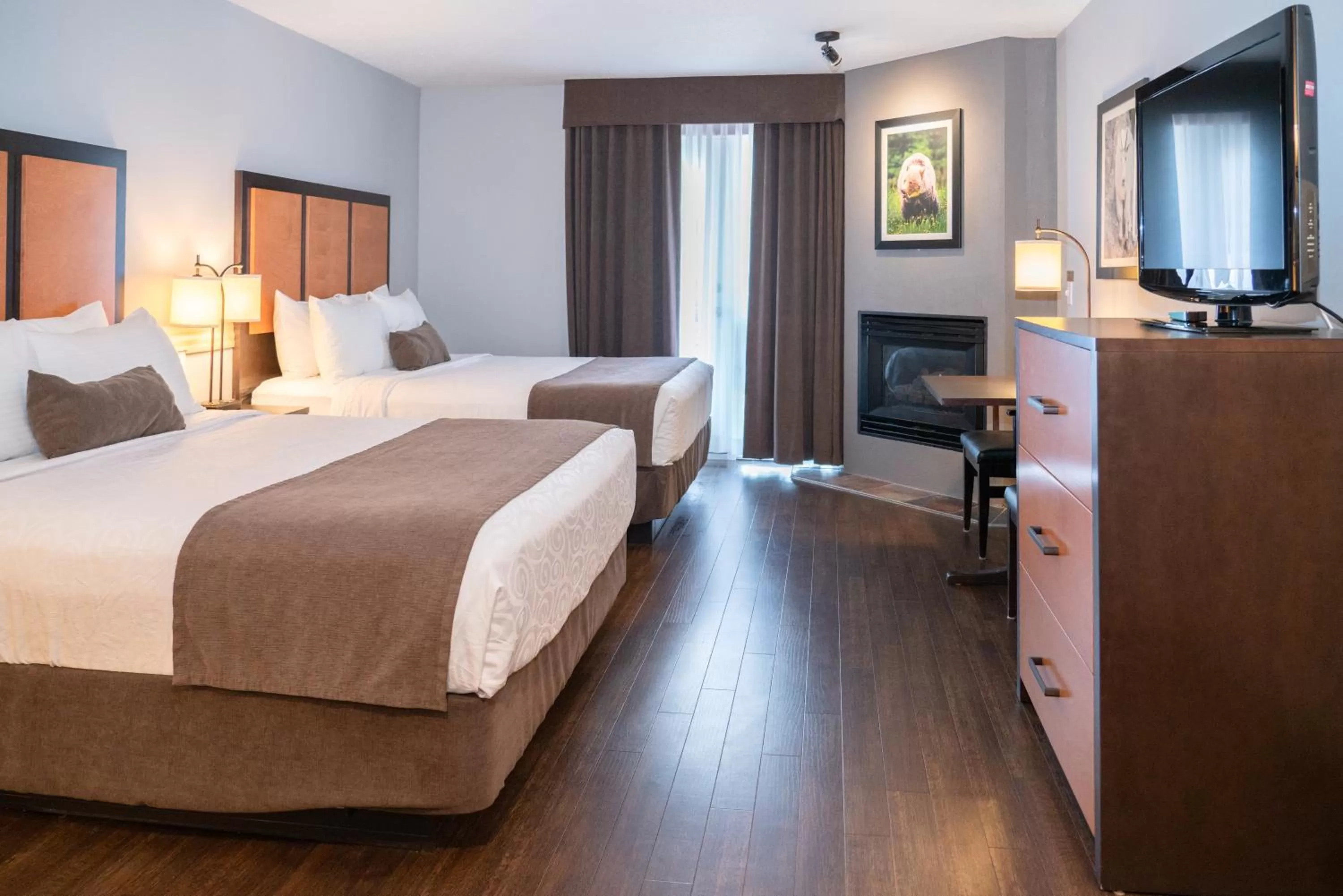 Photo of the whole room, Bed in Pocaterra Inn & Waterslide