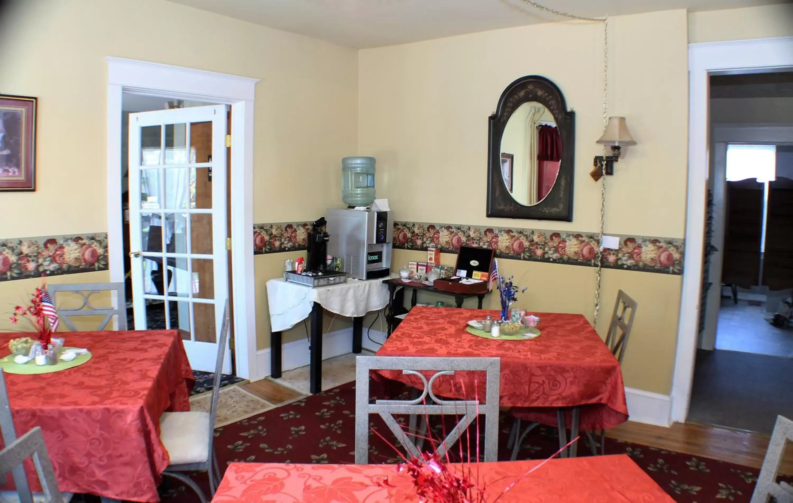 Coffee/tea facilities, Restaurant/Places to Eat in The White Birch Inn